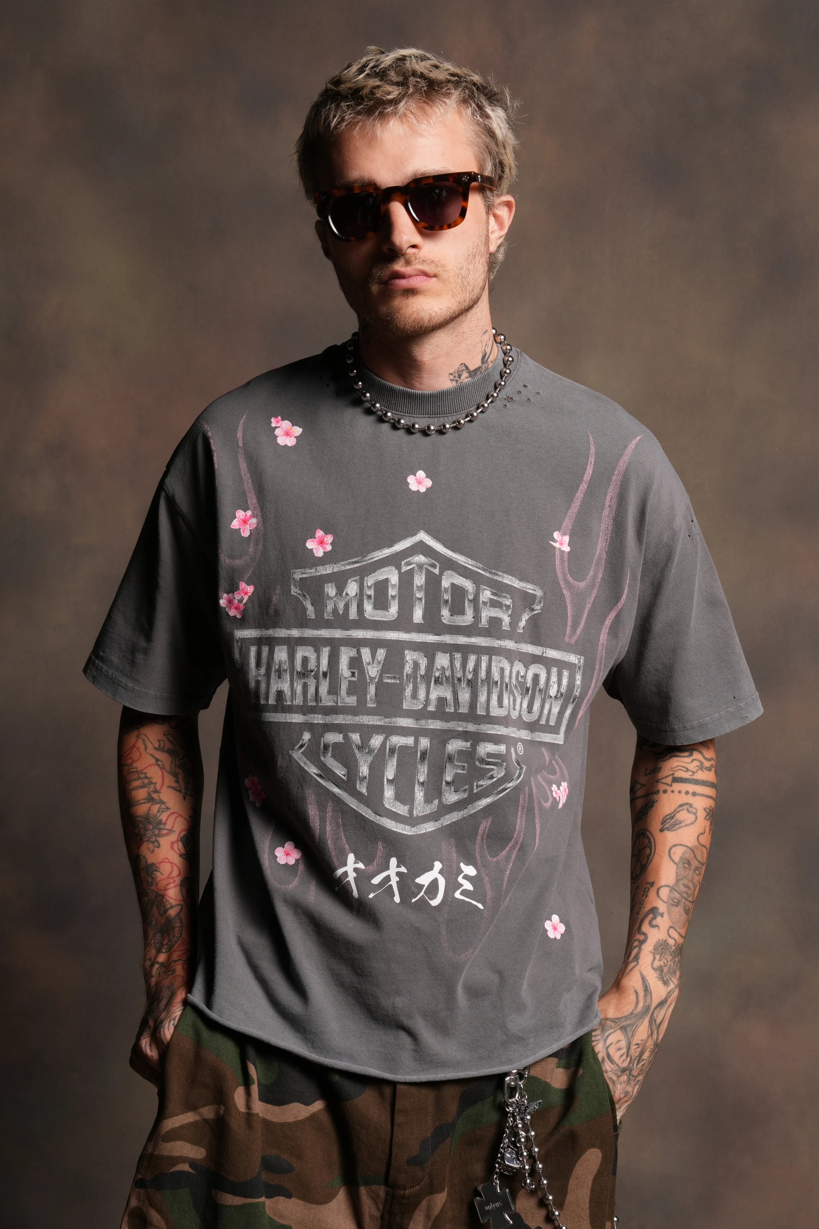 Darc Blossom Distressed Grunge Mid Length Raw Hem Tee in Slate Gray - Image 4