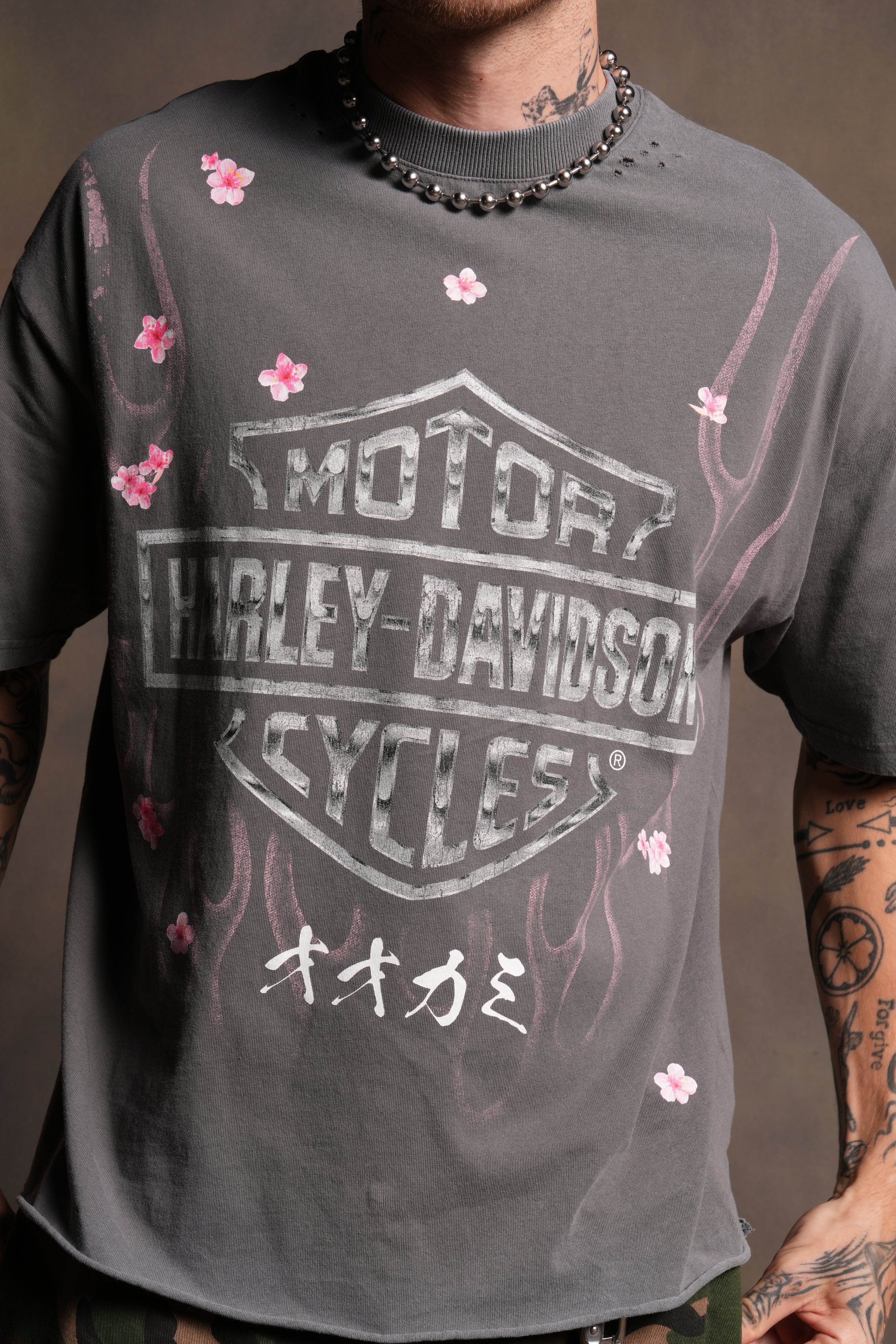Darc Blossom Distressed Grunge Mid Length Raw Hem Tee in Slate Gray - Image 5