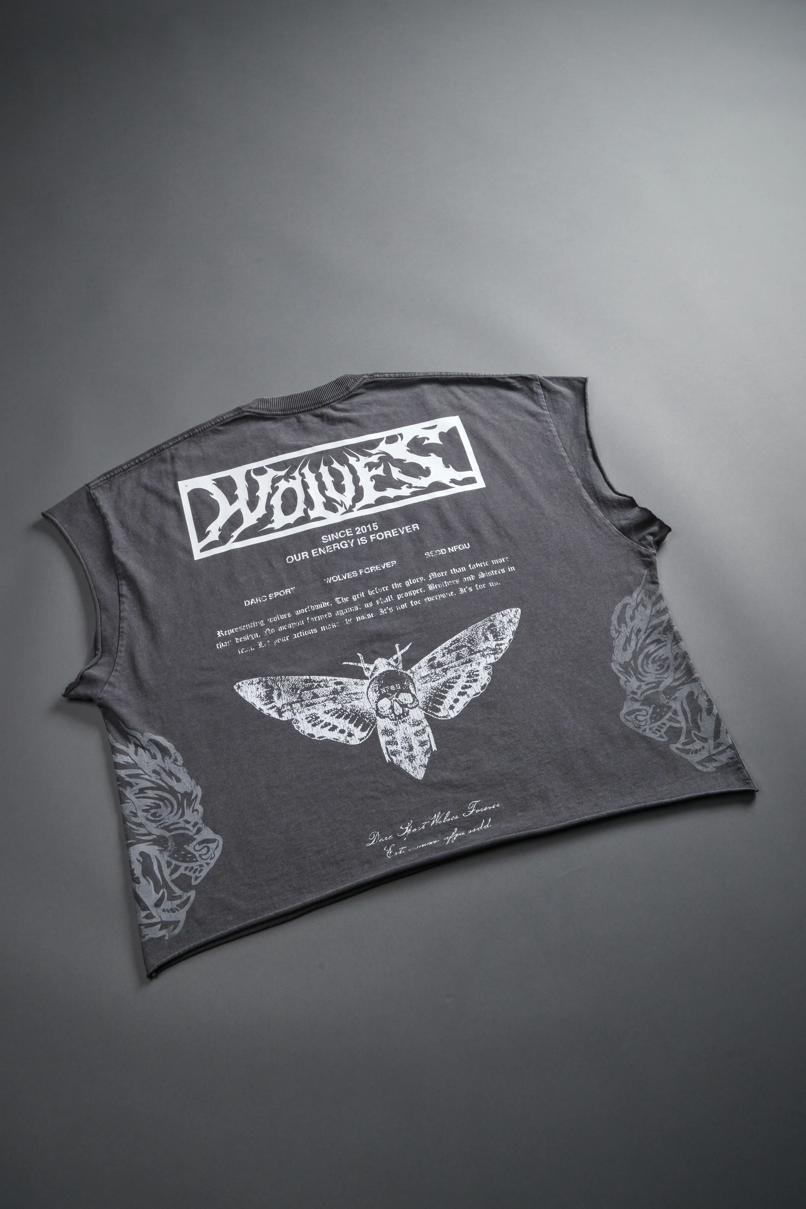 Death's-Head Grunge Cut-Off Mid Length Raw Hem Tee in Slate Gray - Image 10