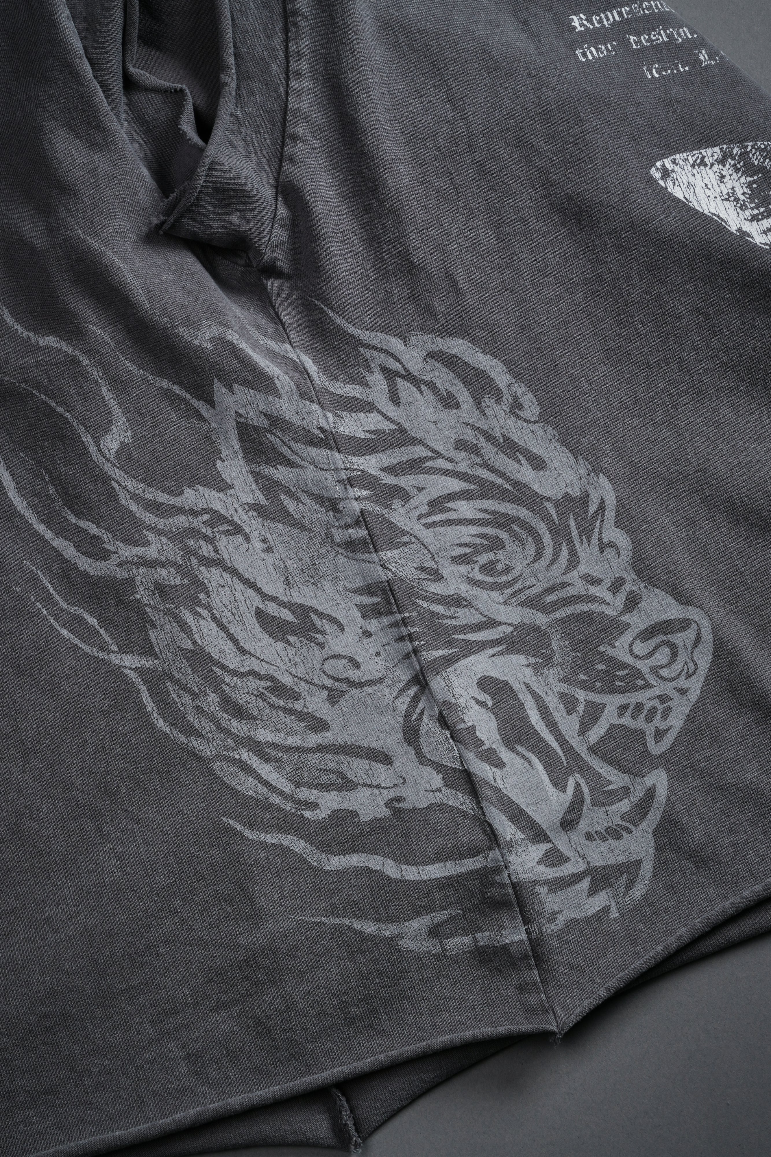 Death's-Head Grunge Cut-Off Mid Length Raw Hem Tee in Slate Gray - Image 12