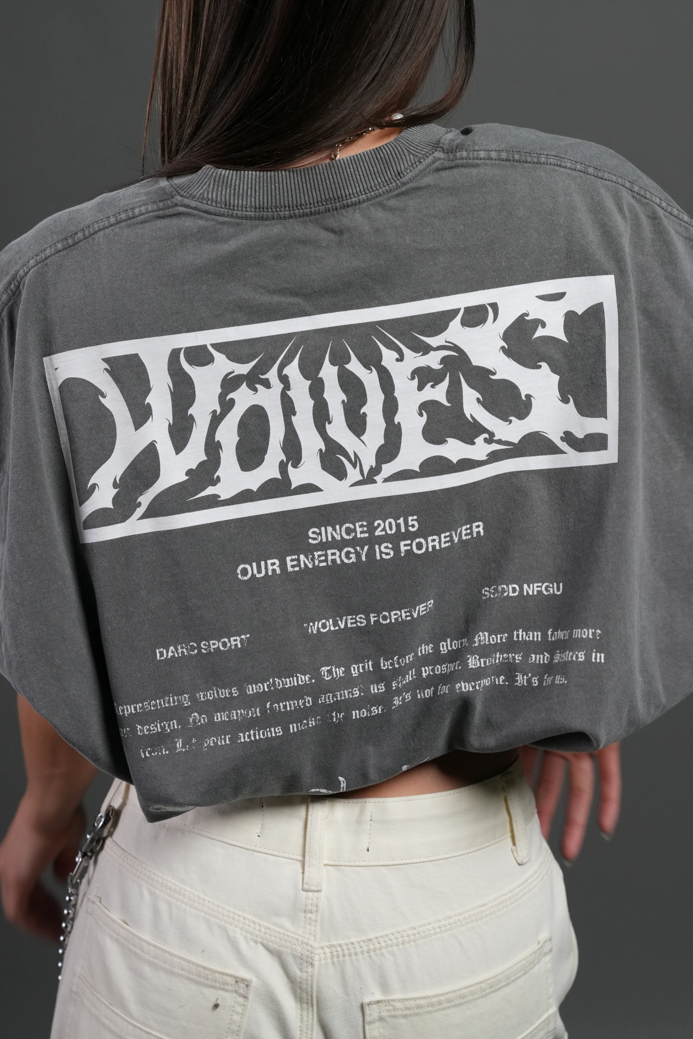 Death's-Head Grunge Cut-Off Mid Length Raw Hem Tee in Slate Gray - Image 8