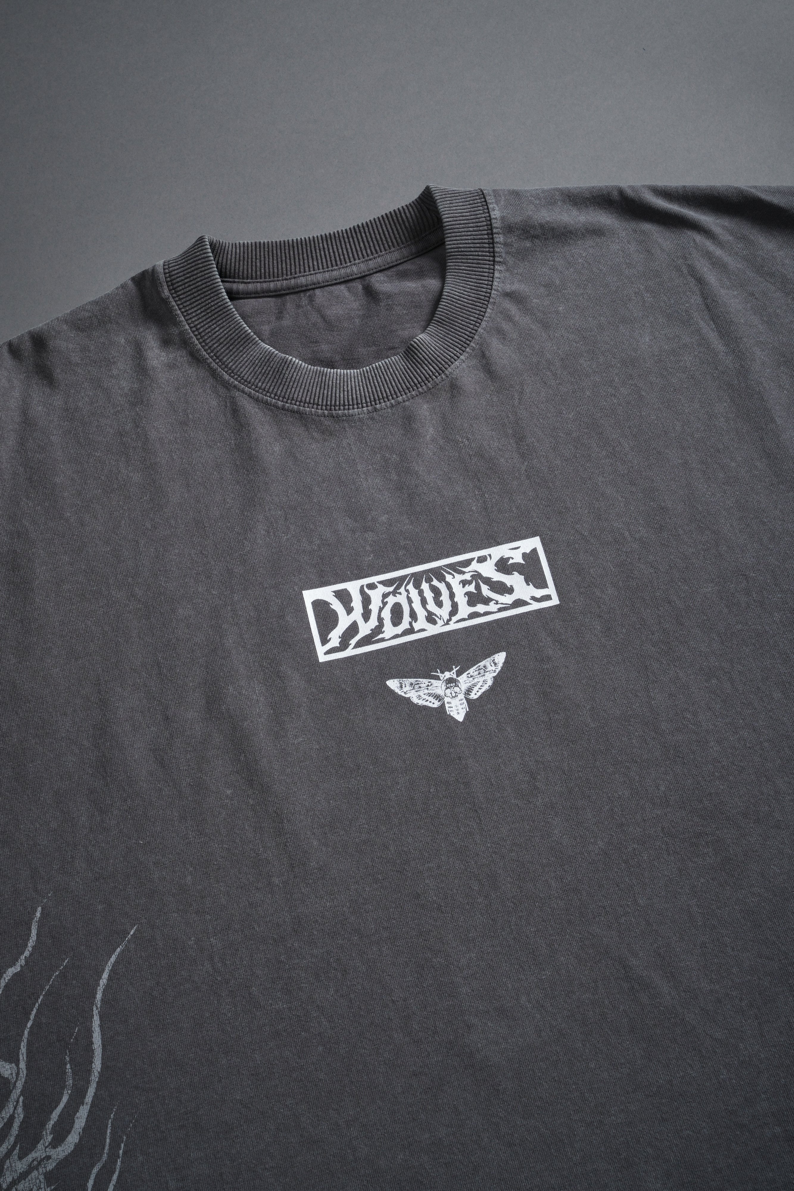 Death's-Head Grunge Cut-Off Mid Length Raw Hem Tee in Slate Gray - Image 9