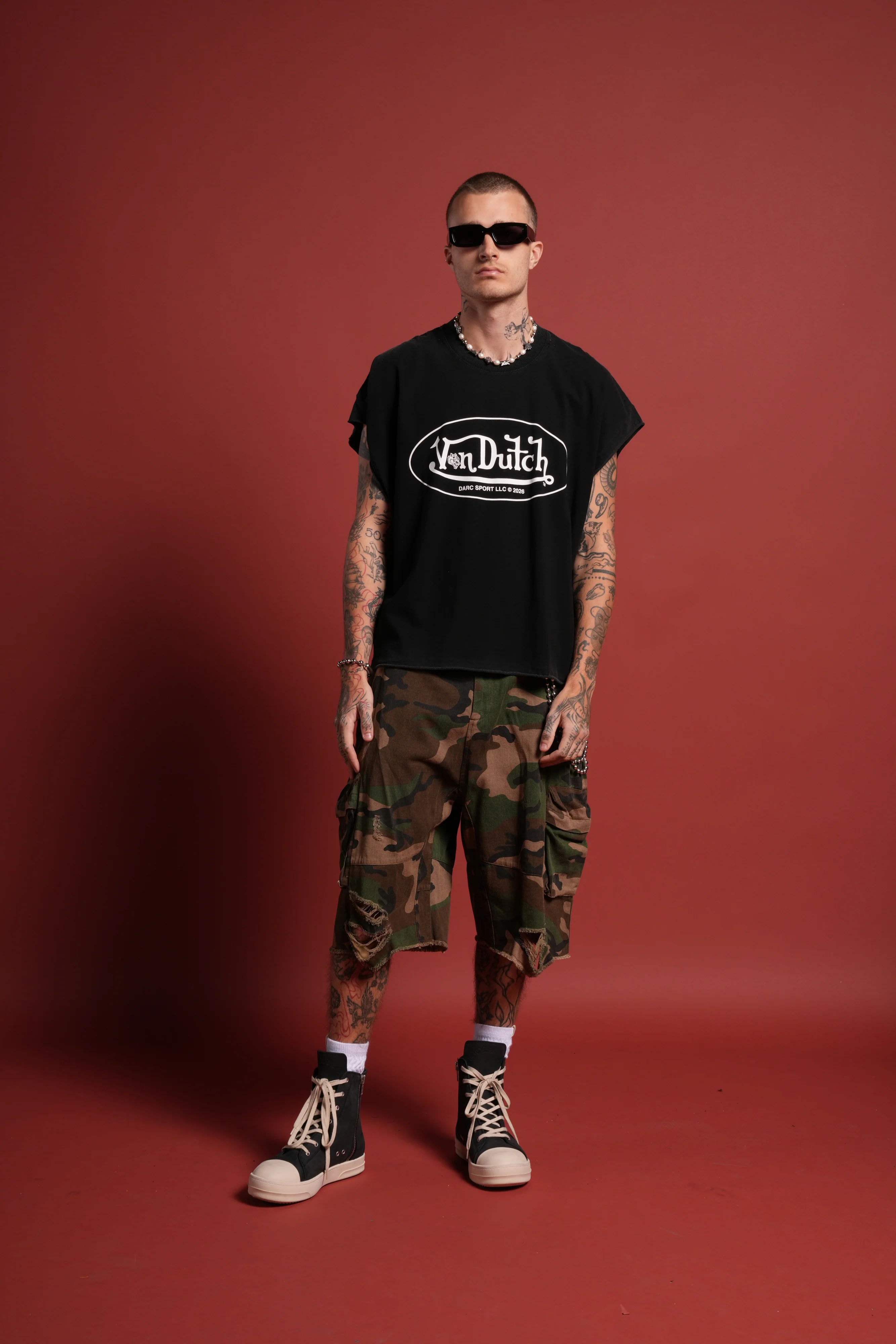 DSVD Legacy Distressed Grunge Cut-Off Mid-Length Raw Hem Tee in Black - Image 5