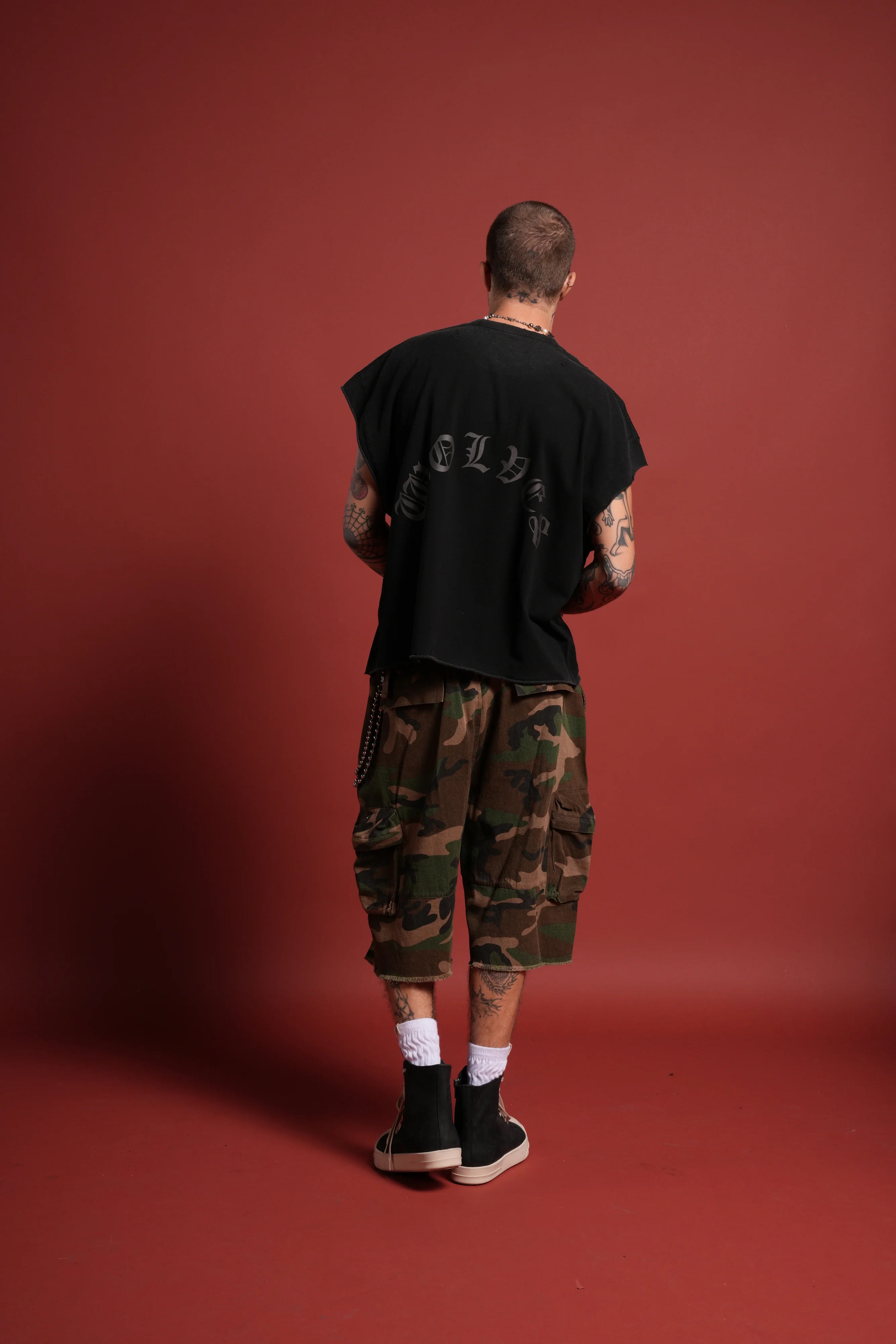 DSVD Legacy Distressed Grunge Cut-Off Mid-Length Raw Hem Tee in Black - Image 6