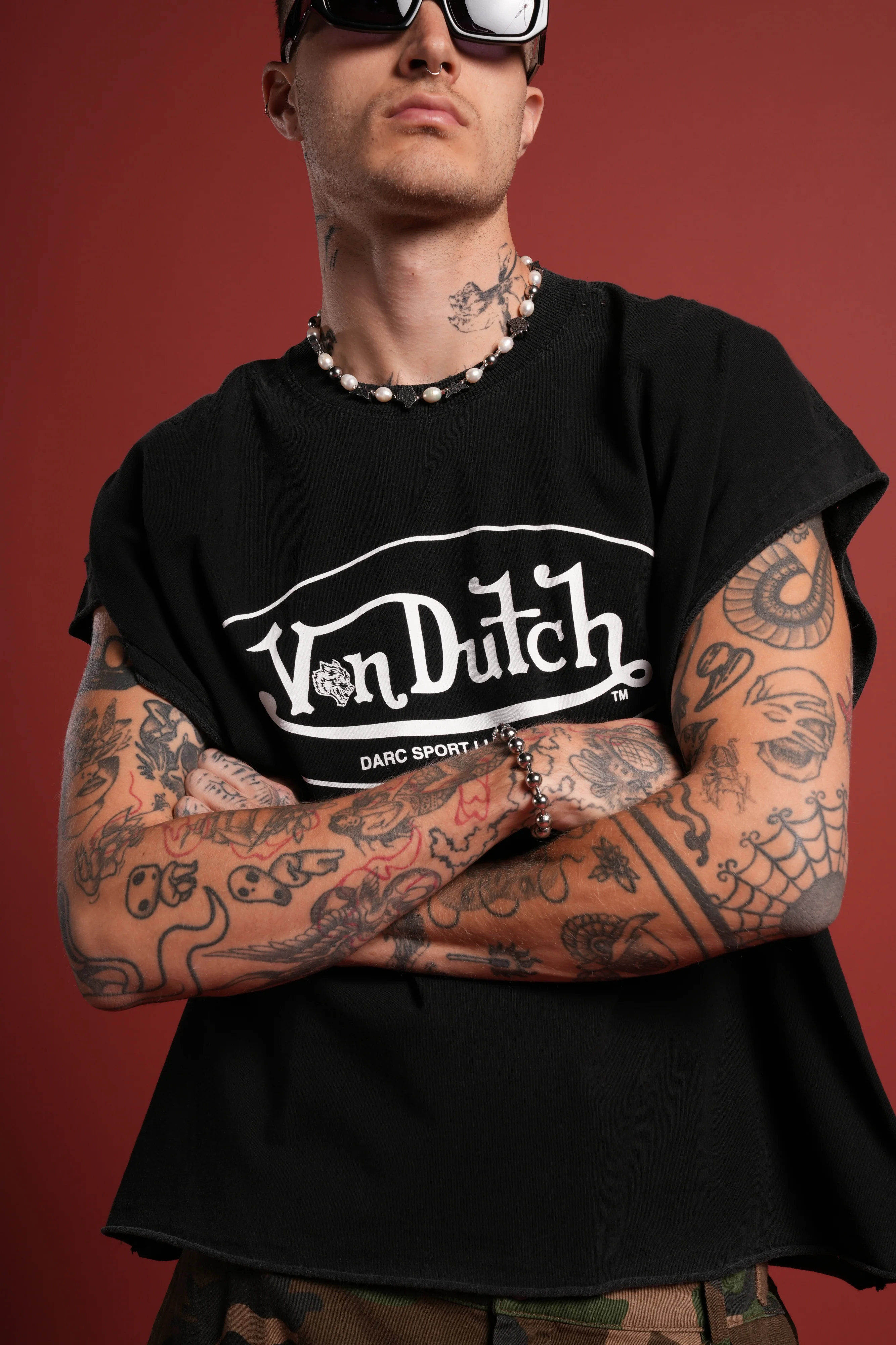 DSVD Legacy Distressed Grunge Cut-Off Mid-Length Raw Hem Tee in Black - Image 7