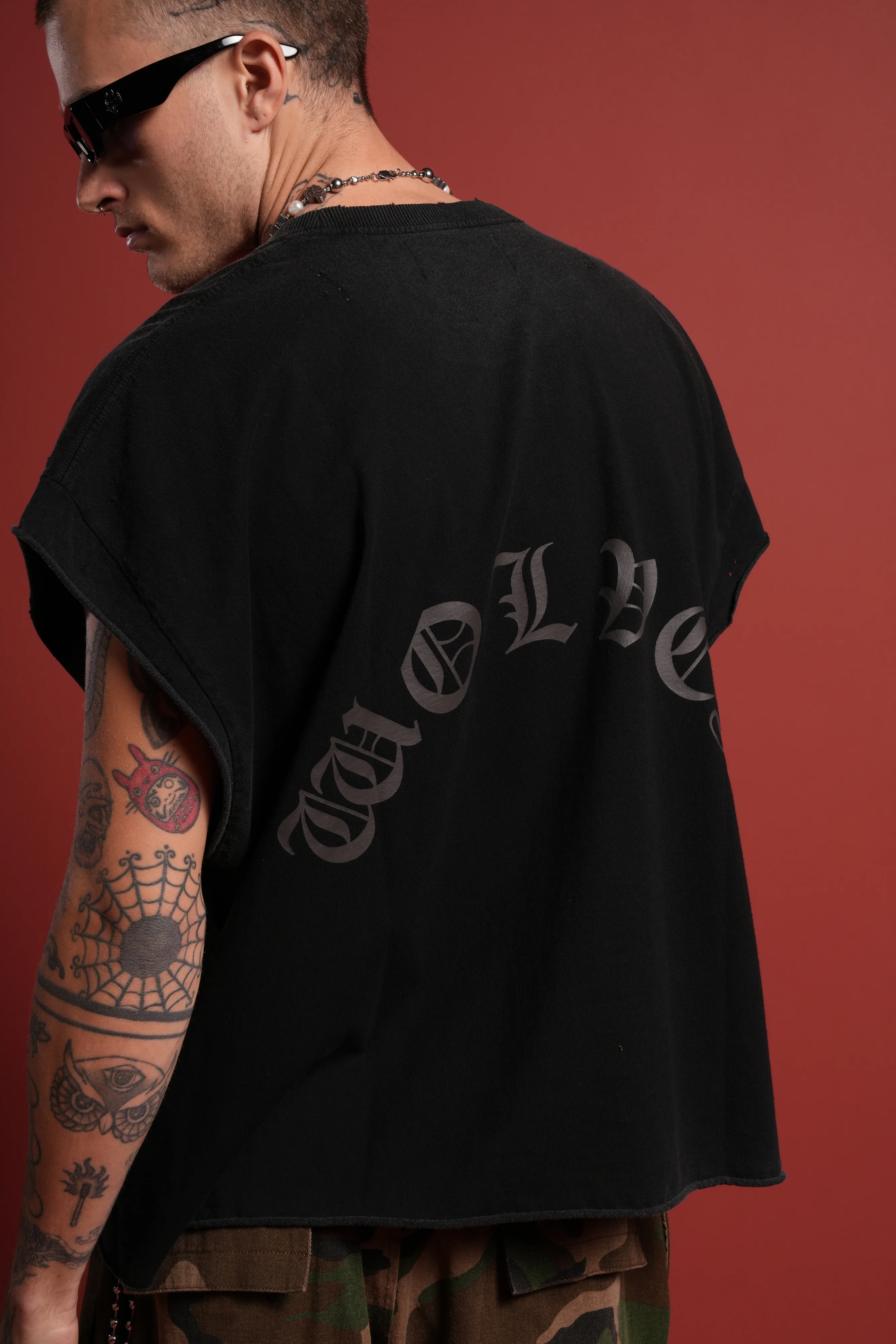 DSVD Legacy Distressed Grunge Cut-Off Mid-Length Raw Hem Tee in Black - Image 8