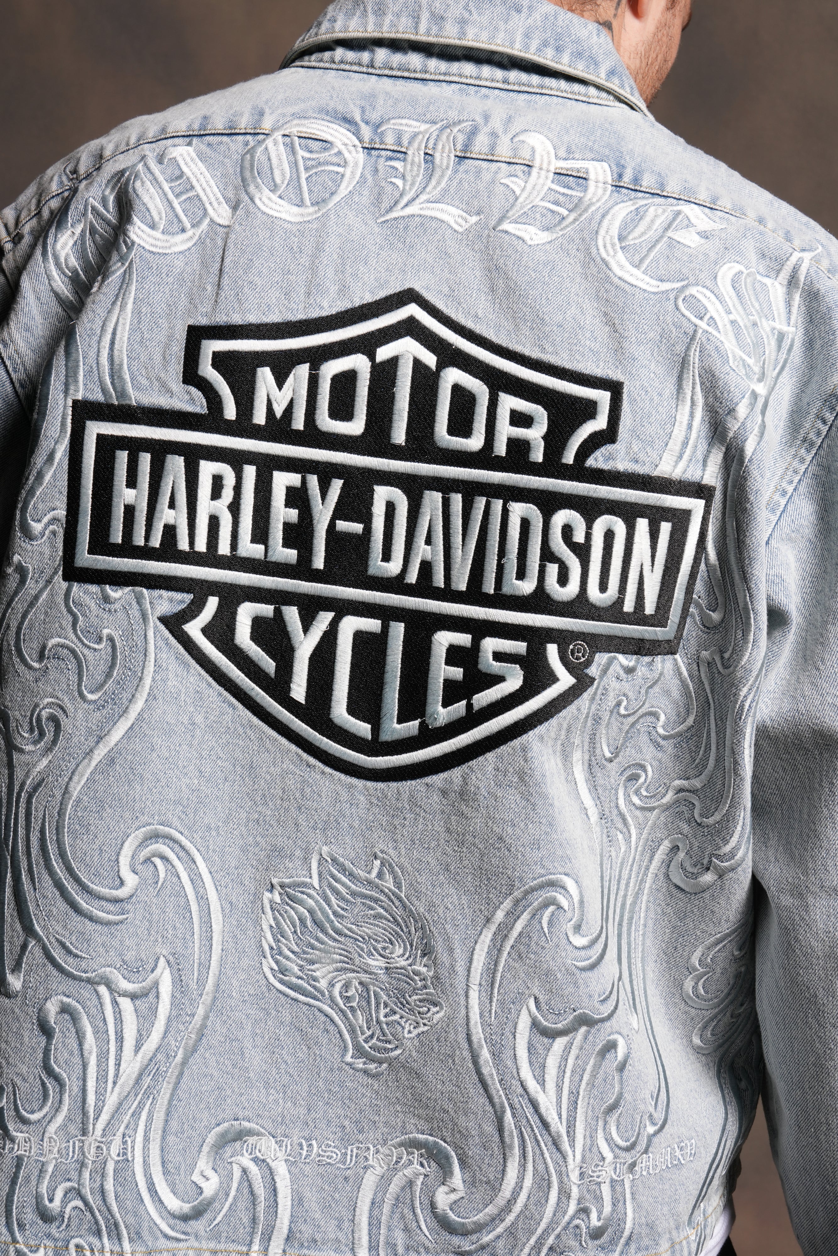 H-D Wolves Inferno Ls Denim Vince Shirt in Light Wash - Image 12