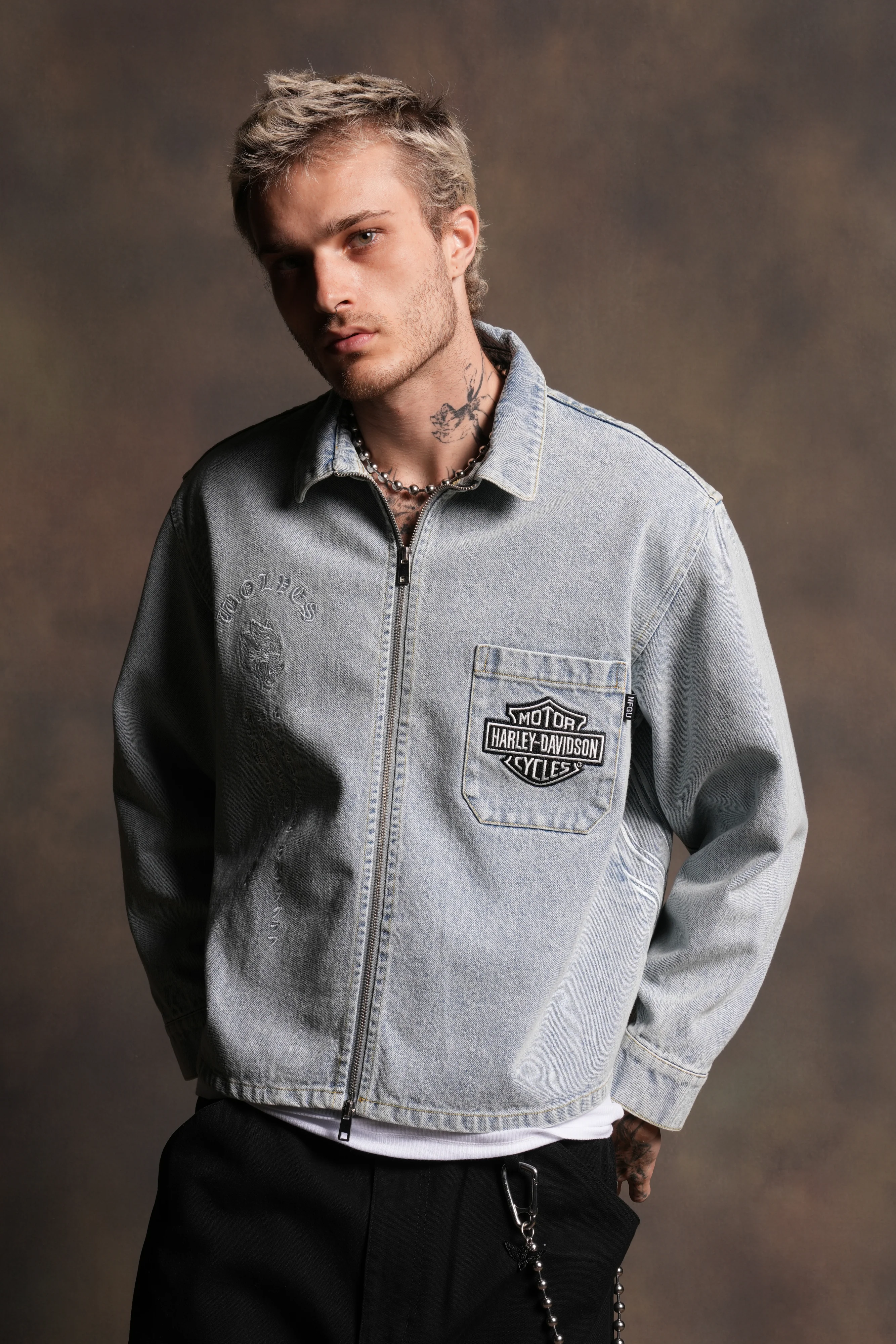 H-D Wolves Inferno Ls Denim Vince Shirt in Light Wash - Image 4