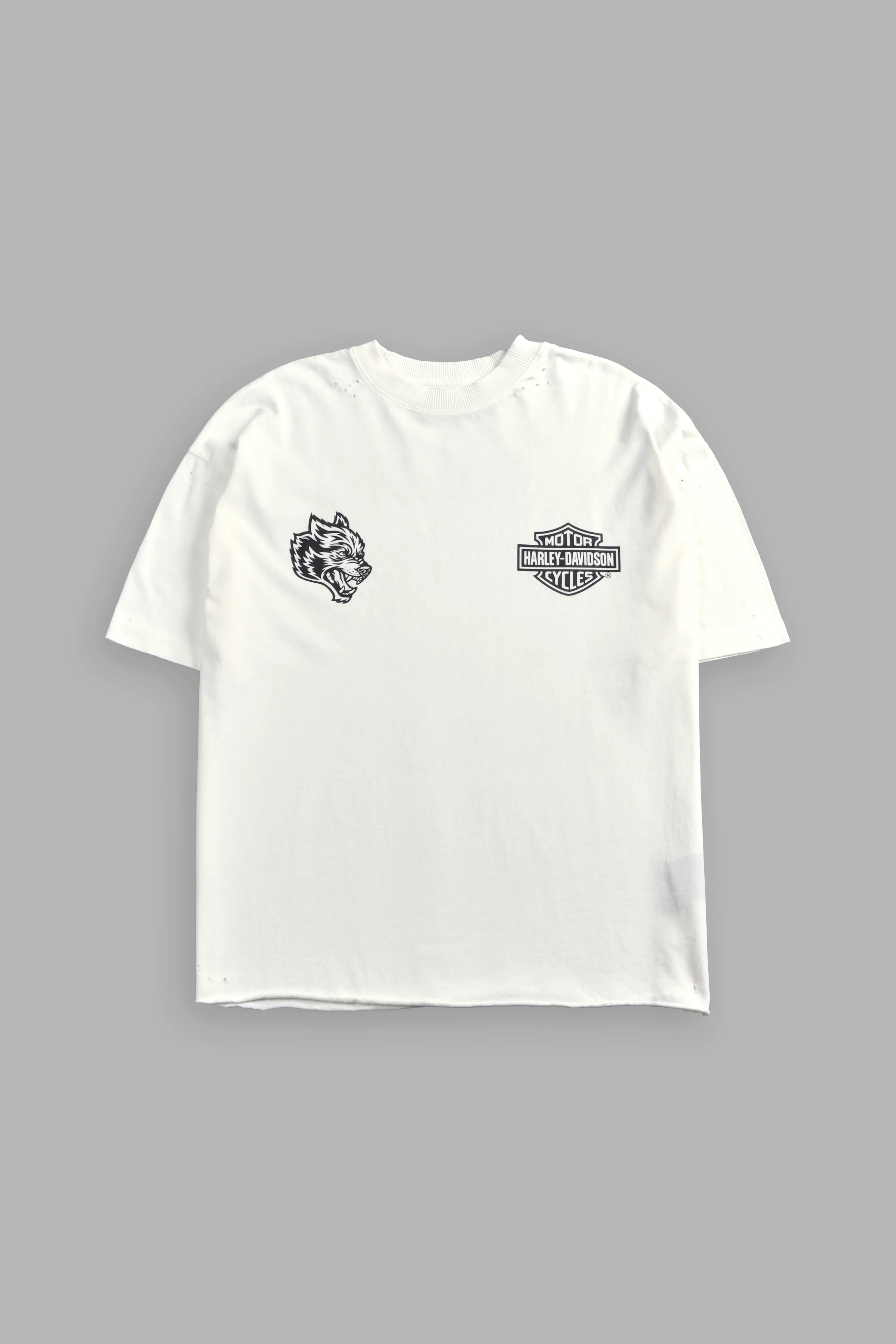 Harley-Davidson Wolves Distressed Grunge Mid-Length Raw Hem Tee in Cream - Image 3
