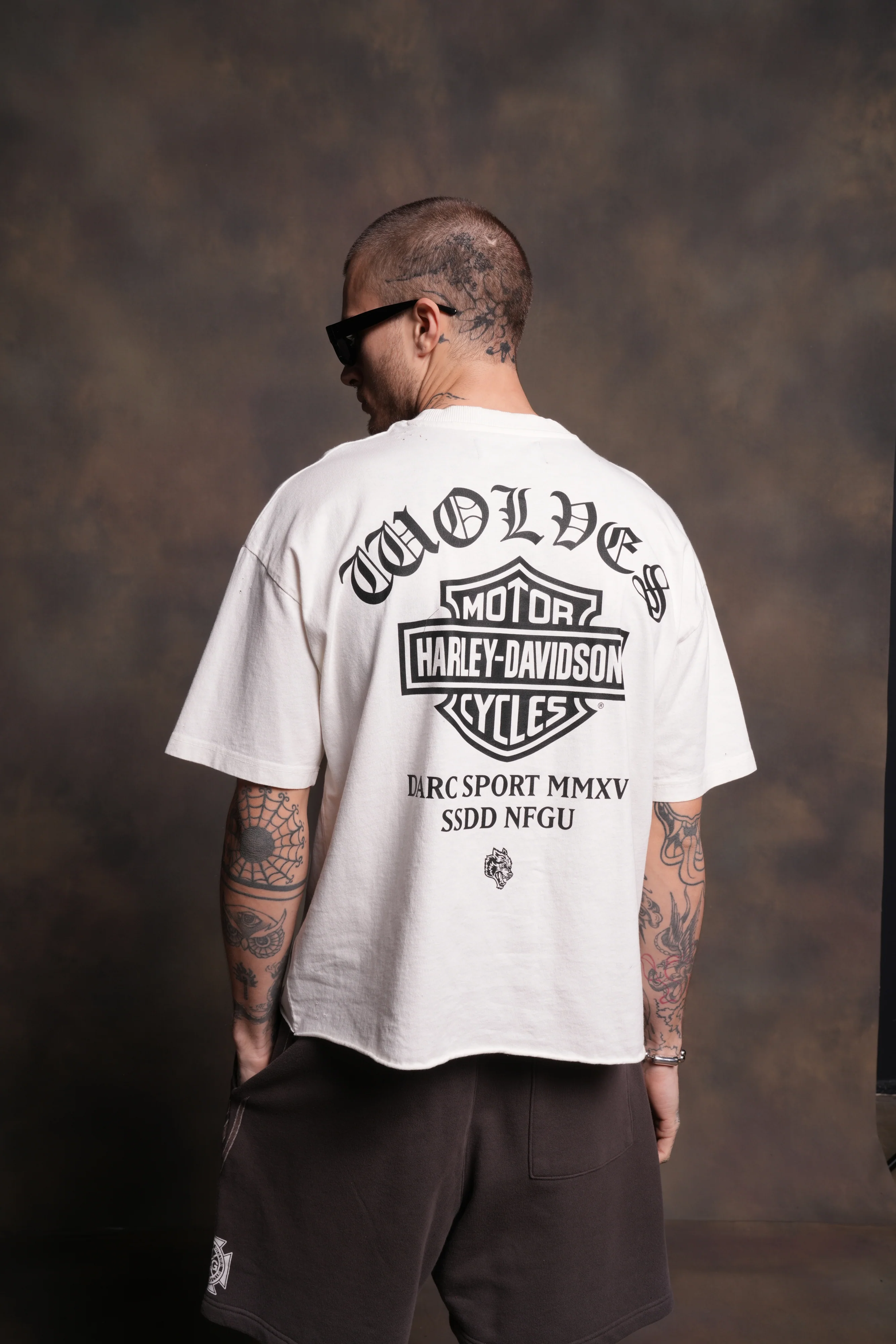 Harley-Davidson Wolves Distressed Grunge Mid-Length Raw Hem Tee in Cream - Image 4