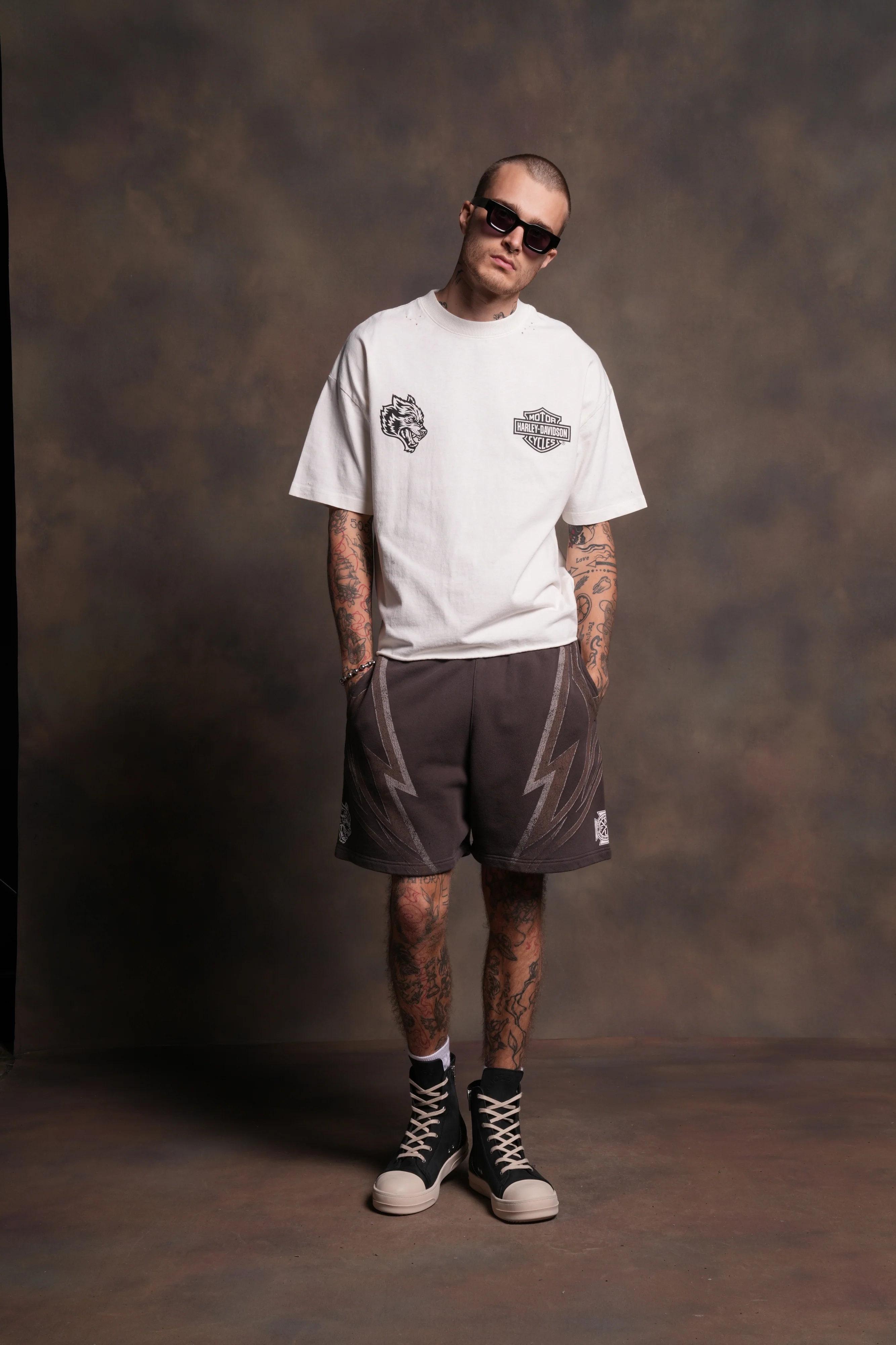Harley-Davidson Wolves Distressed Grunge Mid-Length Raw Hem Tee in Cream - Image 5