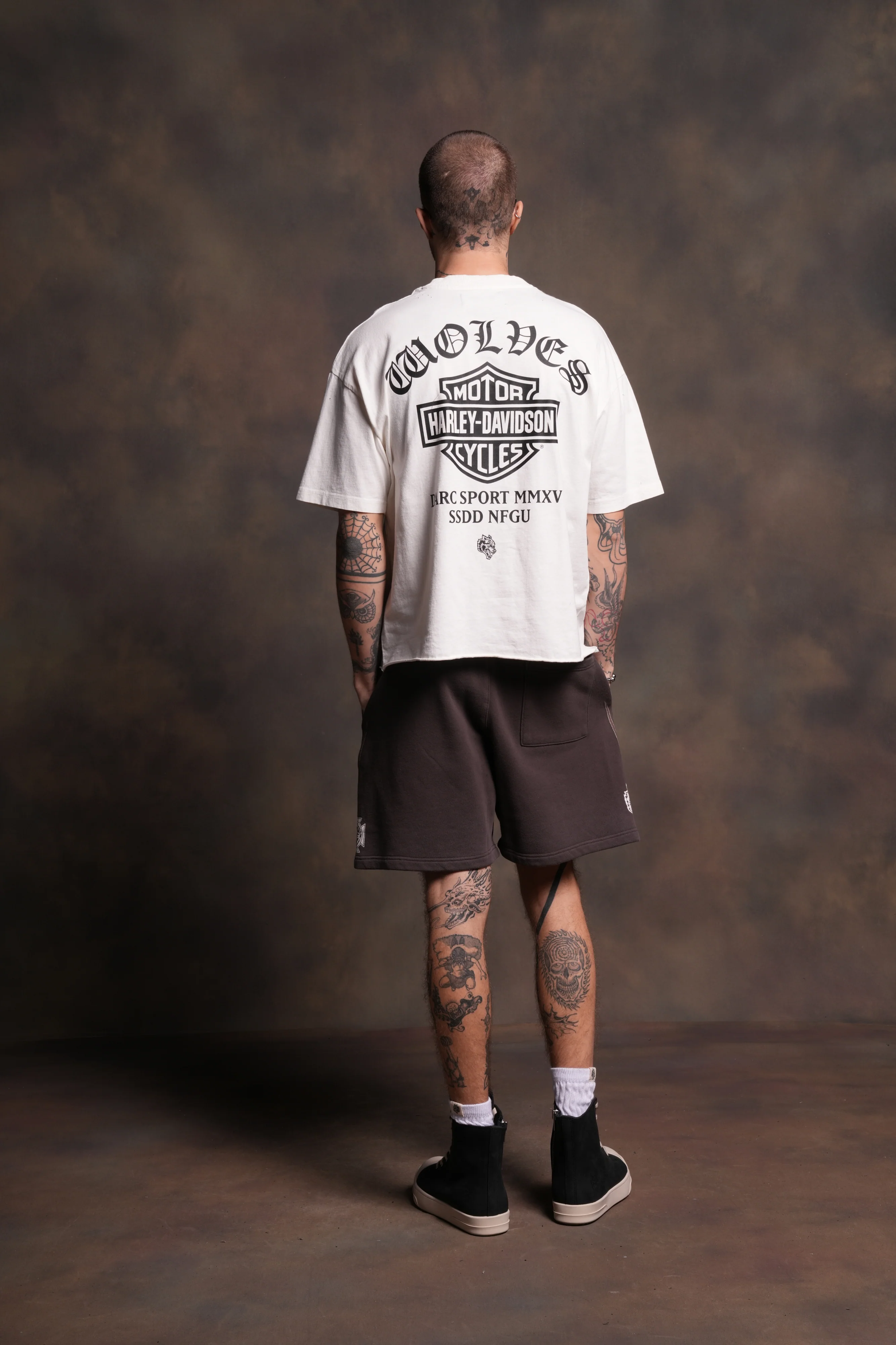 Harley-Davidson Wolves Distressed Grunge Mid-Length Raw Hem Tee in Cream - Image 6