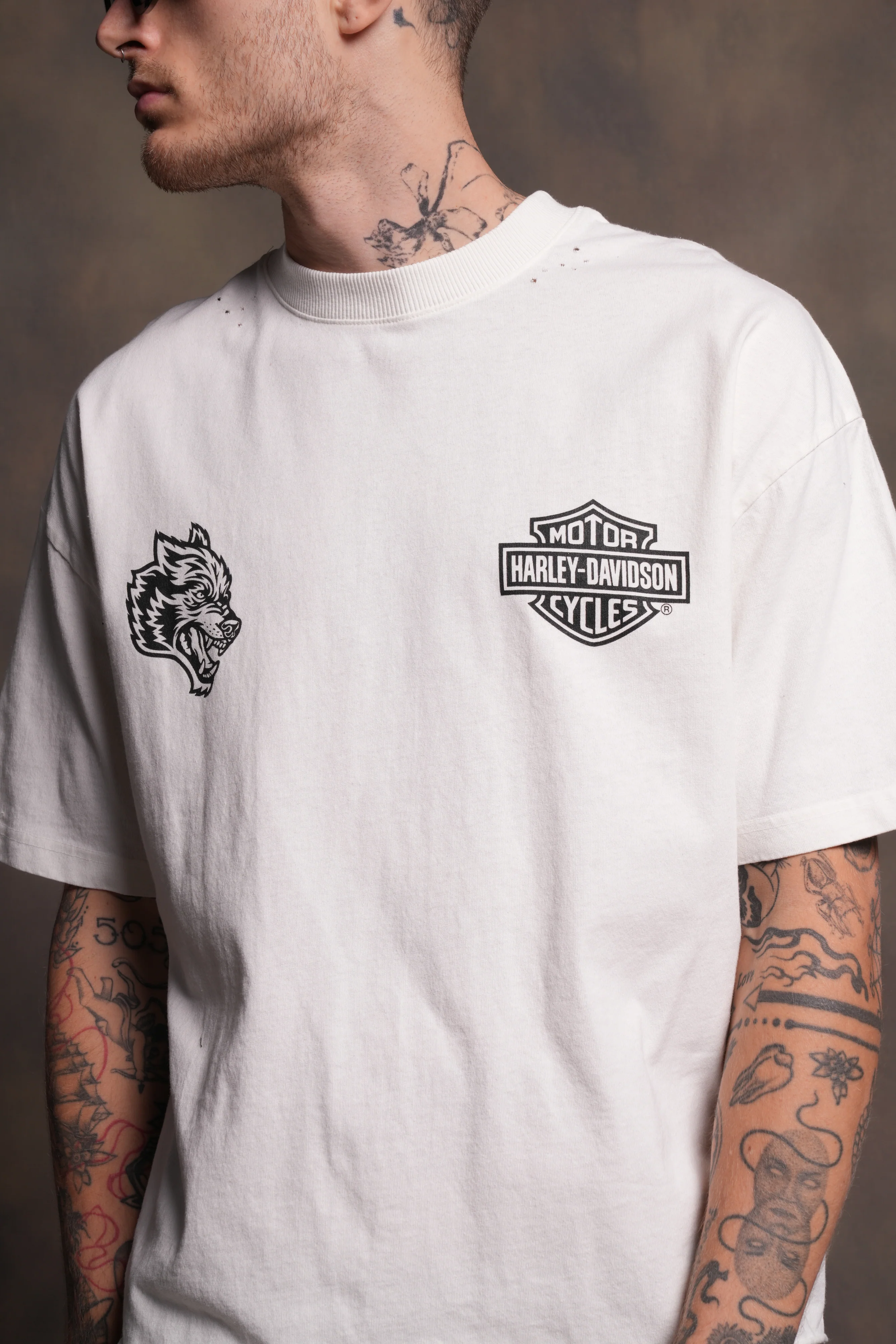 Harley-Davidson Wolves Distressed Grunge Mid-Length Raw Hem Tee in Cream - Image 7