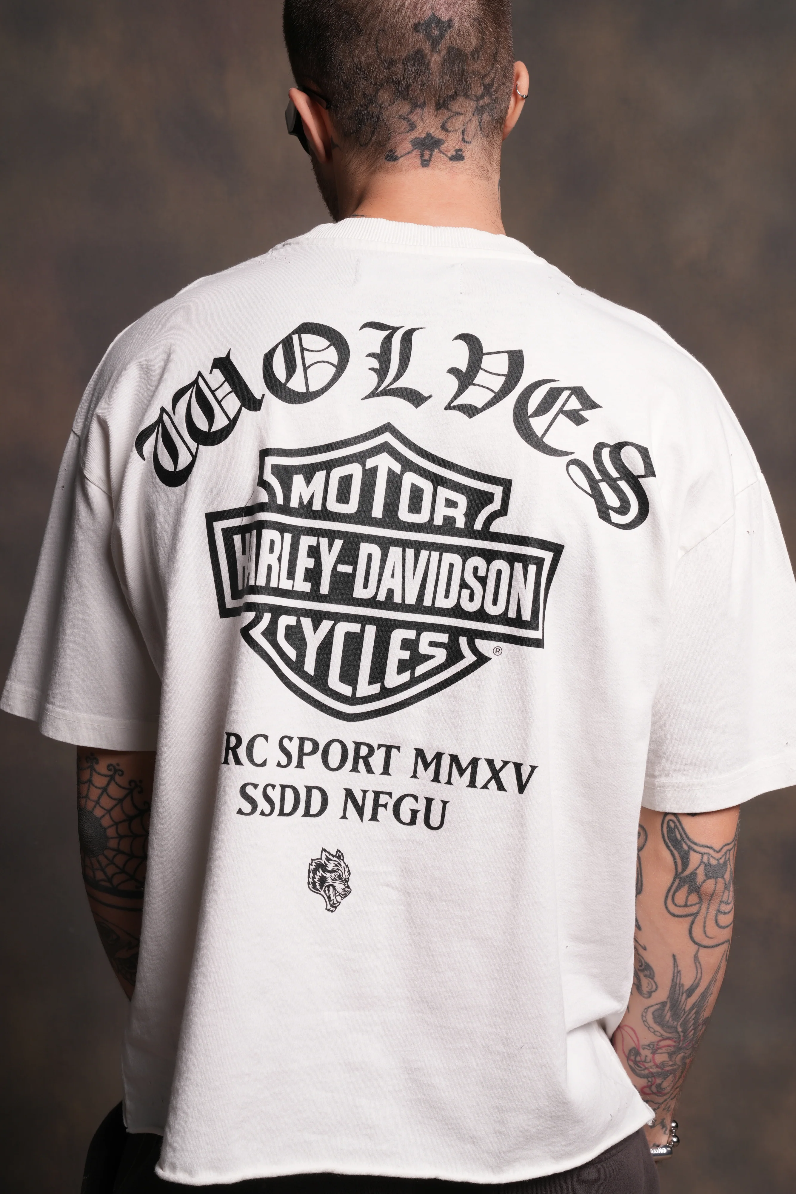 Harley-Davidson Wolves Distressed Grunge Mid-Length Raw Hem Tee in Cream - Image 8