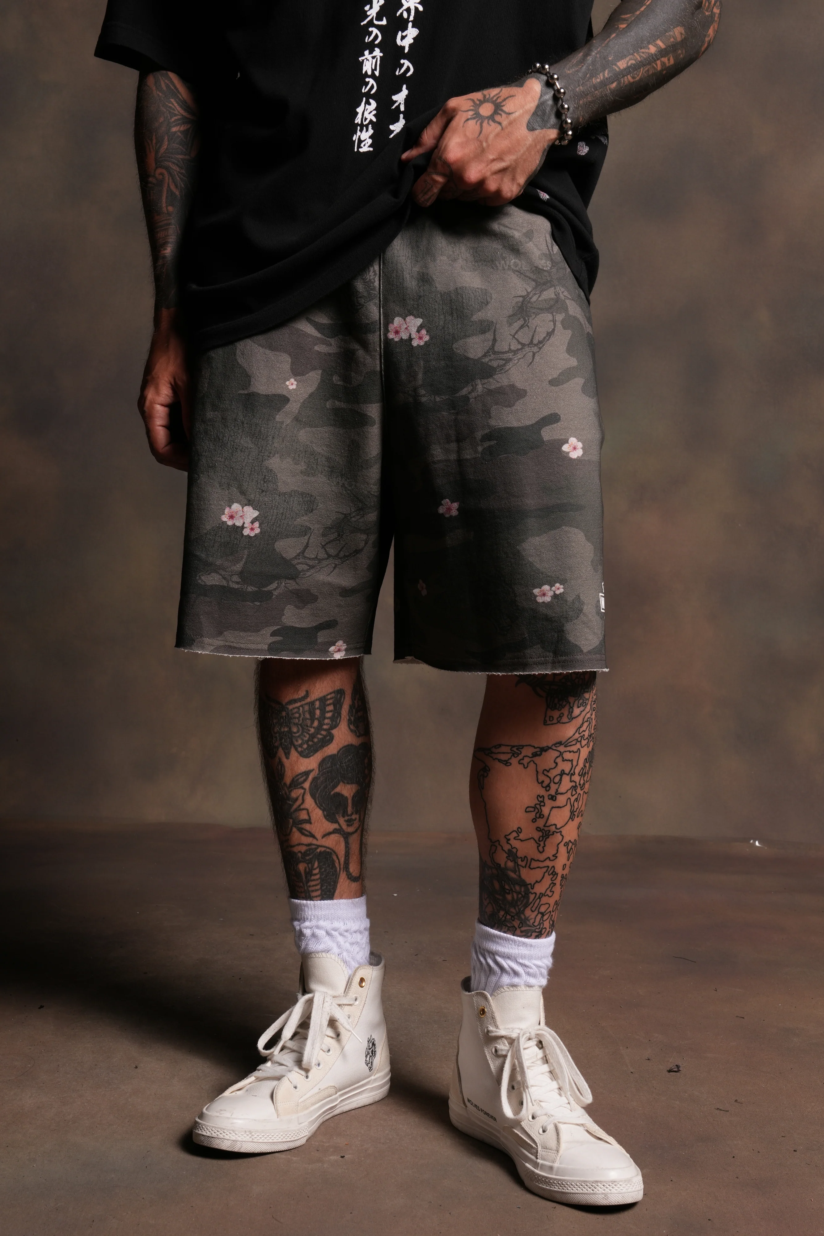 Harley-Davidson Wolves Grunge Oversized Raw Hem Post Lounge Sweat Shorts in Warrior In A Garden Green Camo - Image 2