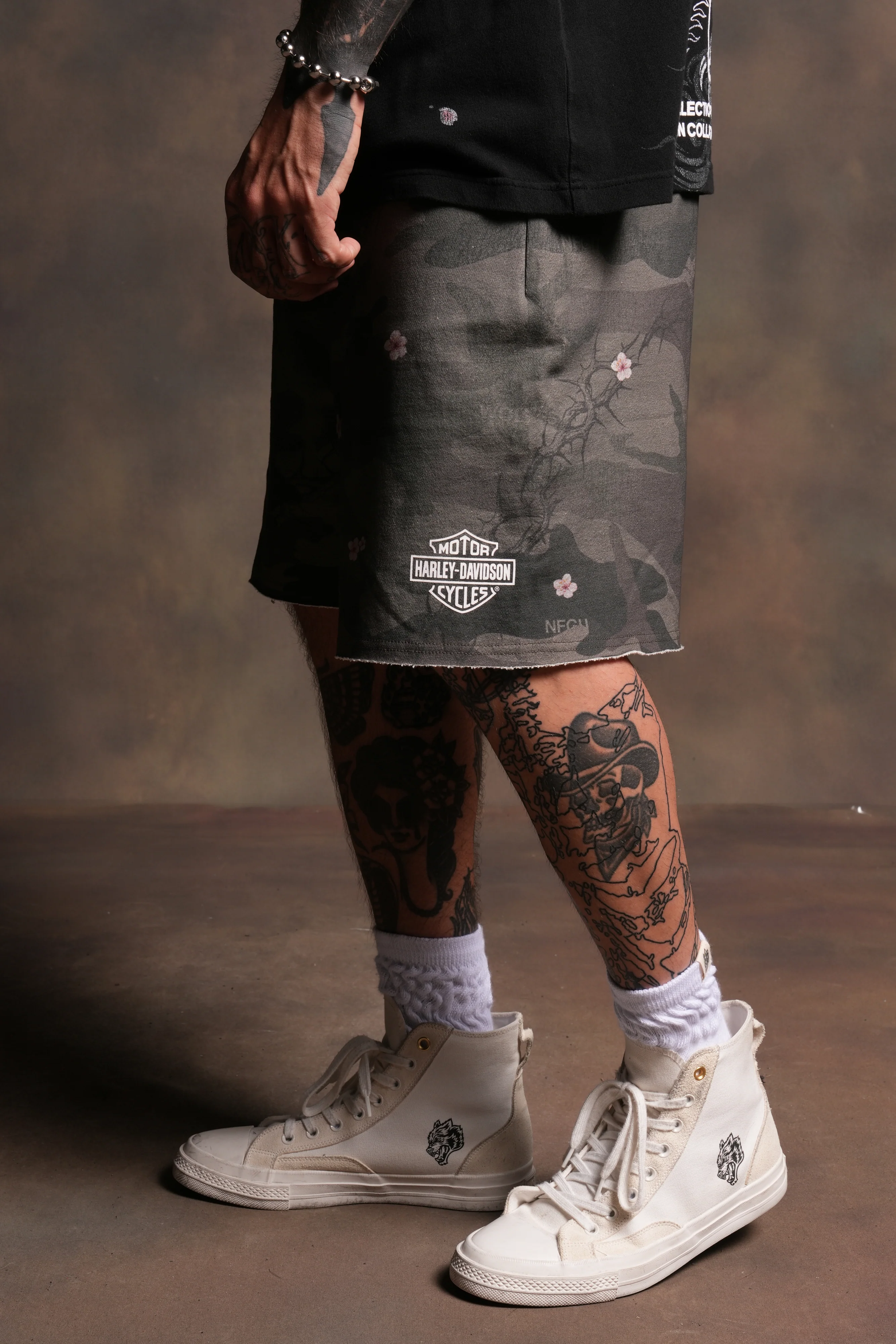 Harley-Davidson Wolves Grunge Oversized Raw Hem Post Lounge Sweat Shorts in Warrior In A Garden Green Camo - Image 4
