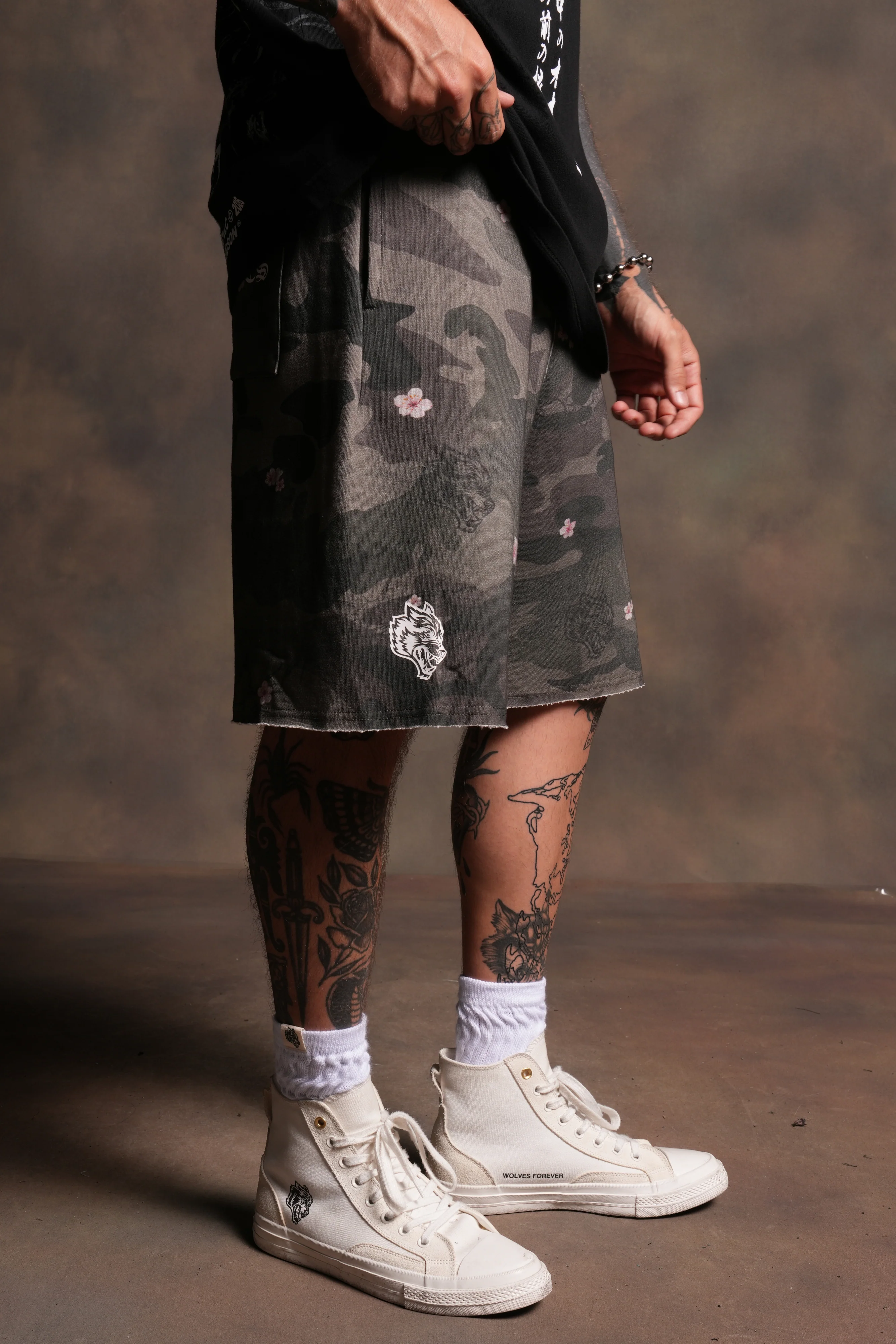 Harley-Davidson Wolves Grunge Oversized Raw Hem Post Lounge Sweat Shorts in Warrior In A Garden Green Camo - Image 5