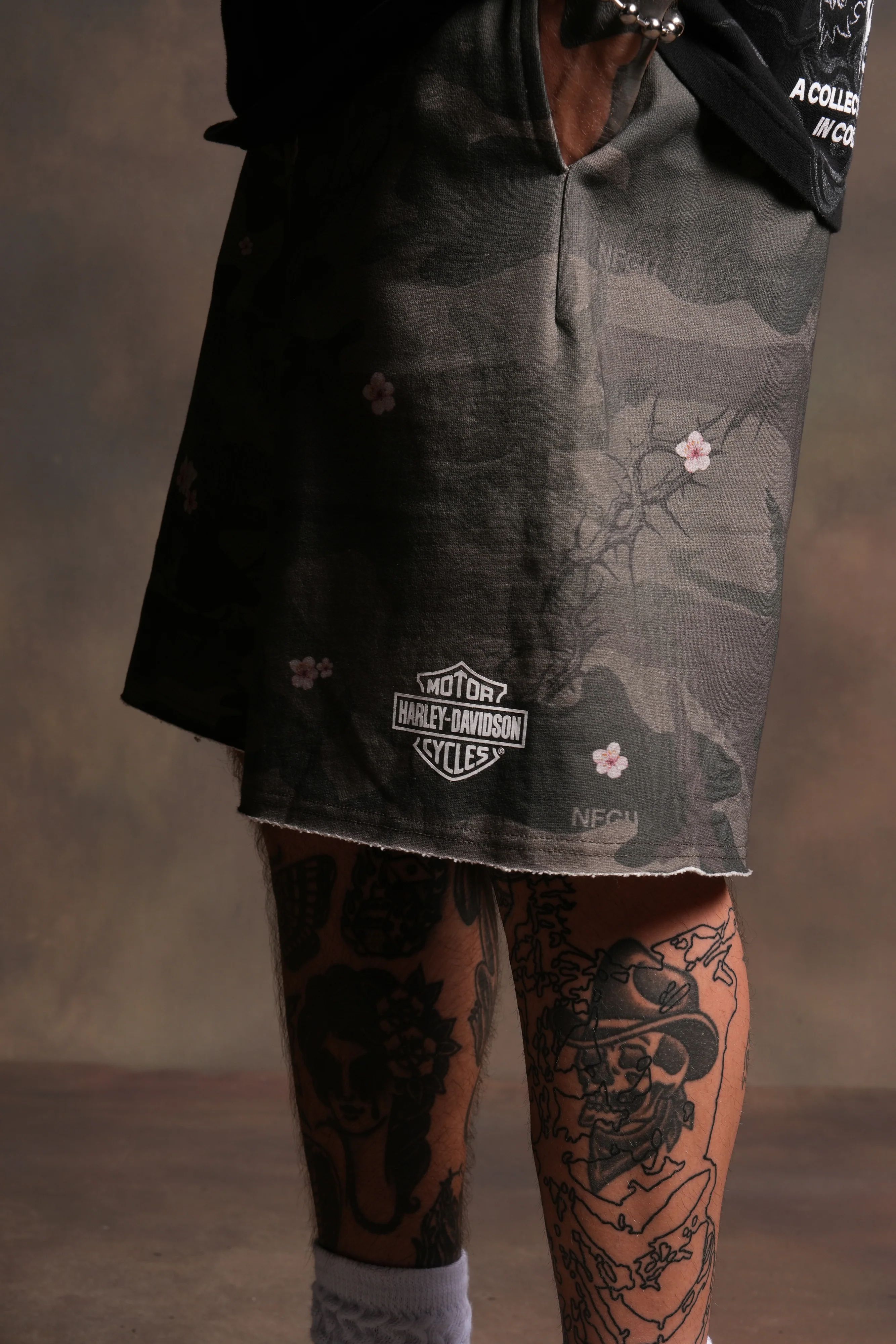 Harley-Davidson Wolves Grunge Oversized Raw Hem Post Lounge Sweat Shorts in Warrior In A Garden Green Camo - Image 6