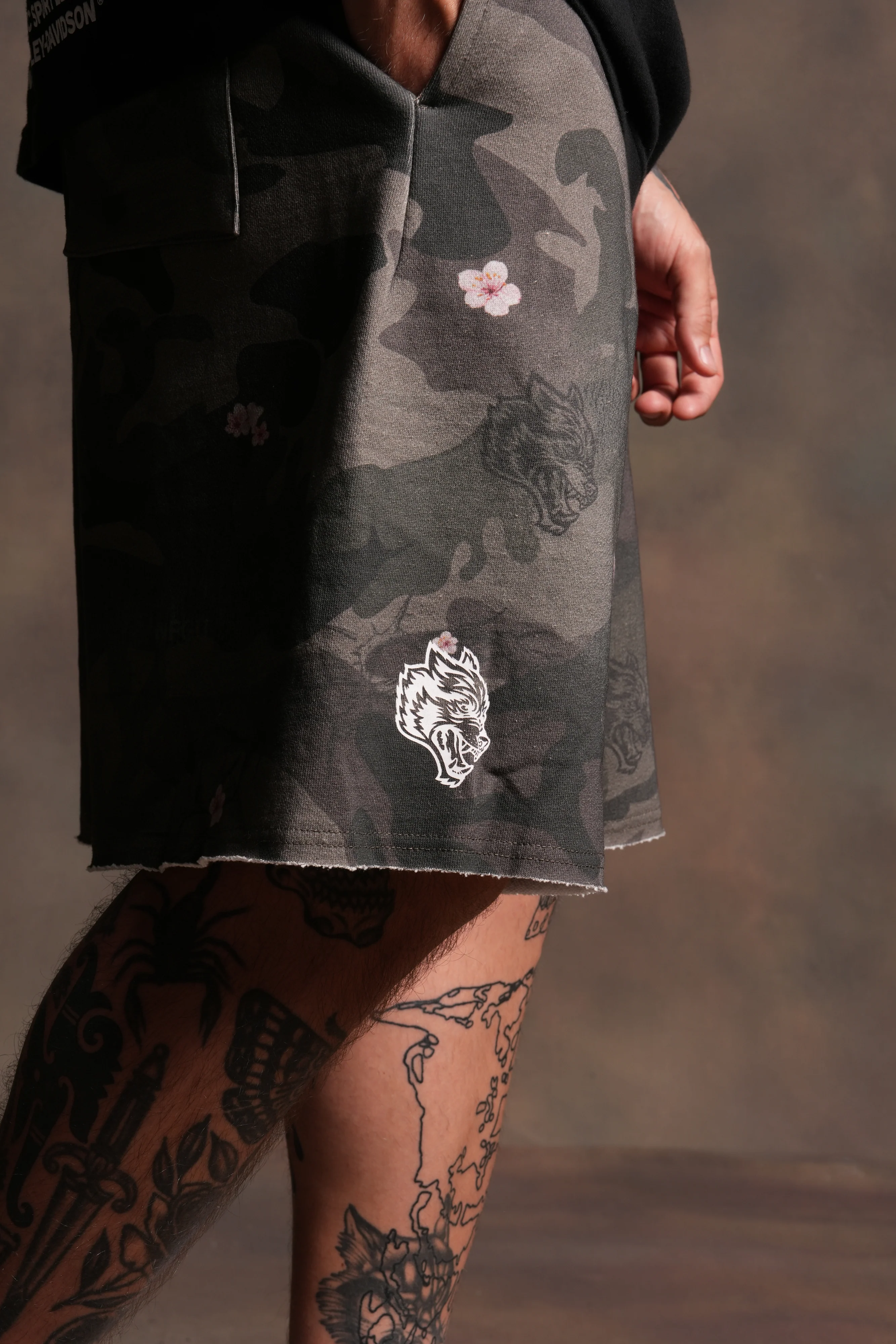 Harley-Davidson Wolves Grunge Oversized Raw Hem Post Lounge Sweat Shorts in Warrior In A Garden Green Camo - Image 7