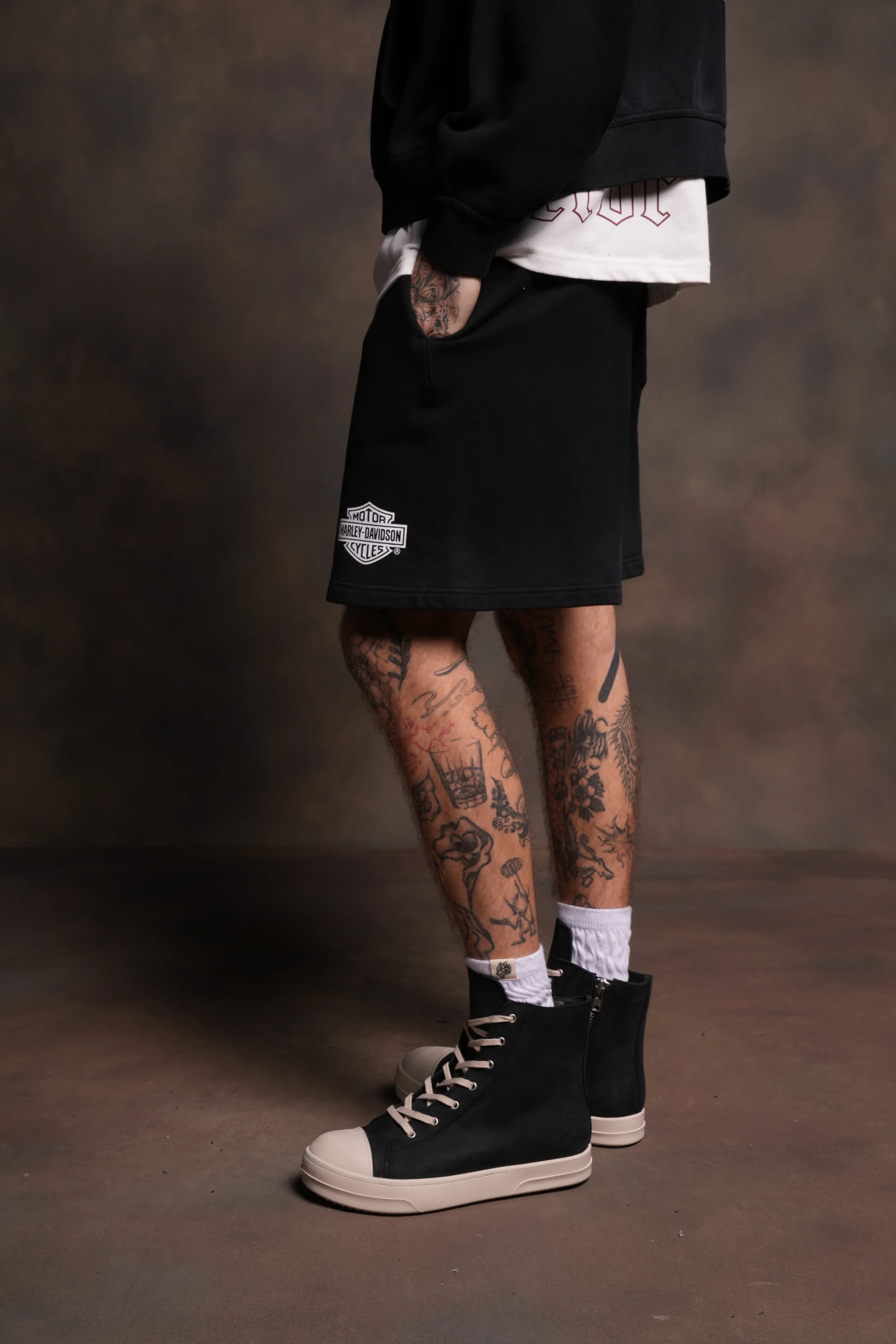 Harley-Davidson Wolves Oversized Post Lounge Sweat Shorts V2 in Black Drift Wash - Image 4