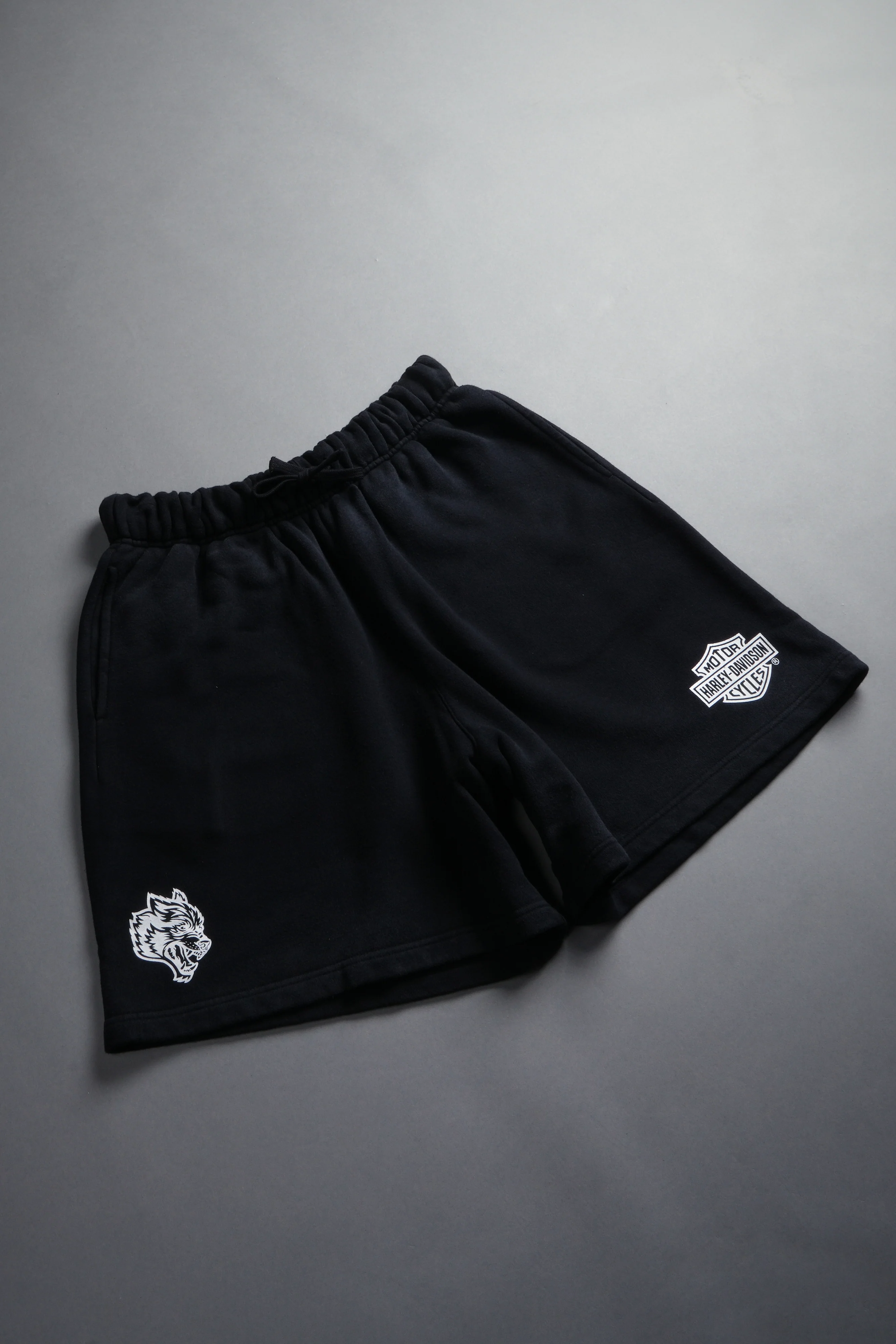 Harley-Davidson Wolves Oversized Post Lounge Sweat Shorts V2 in Black Drift Wash - Image 7