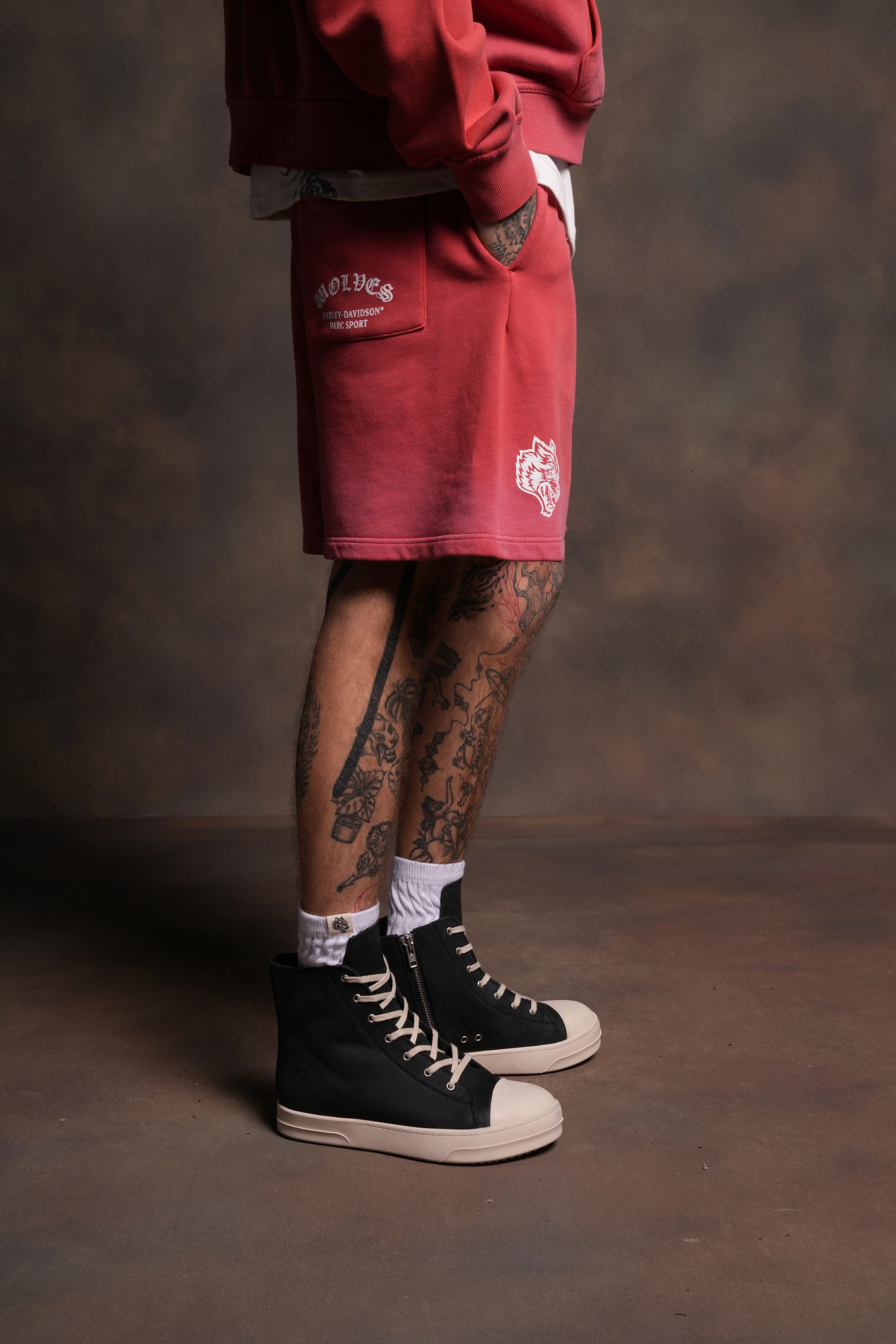 Harley-Davidson Wolves Oversized Post Lounge Sweat Shorts V2 in Roman Red Drift Wash - Image 6