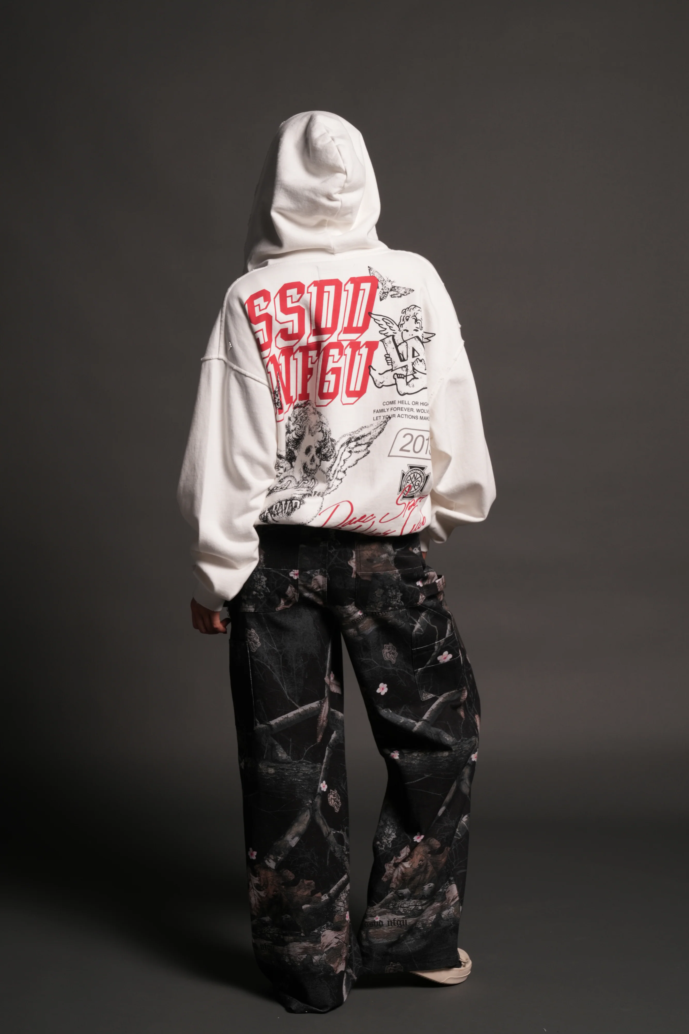 La Ca Frvr Grunge Moatis Zip Hoodie in Cream - Image 11