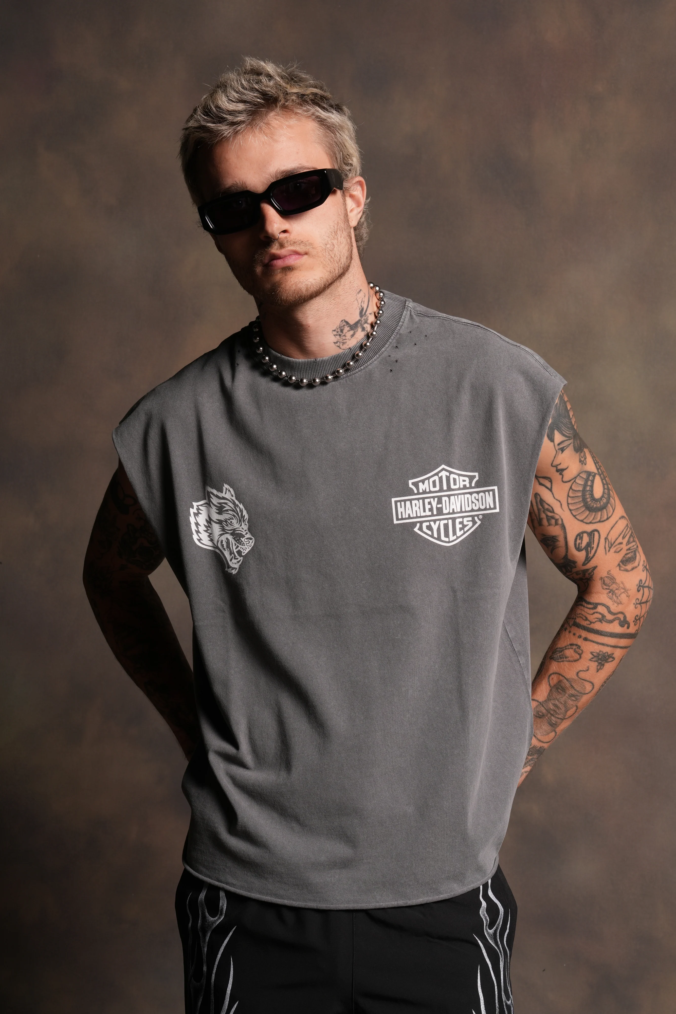 Live Free H-D Distressed Grunge Mid Length Raw Hem Muscle Tee in Slate Gray - Image 2