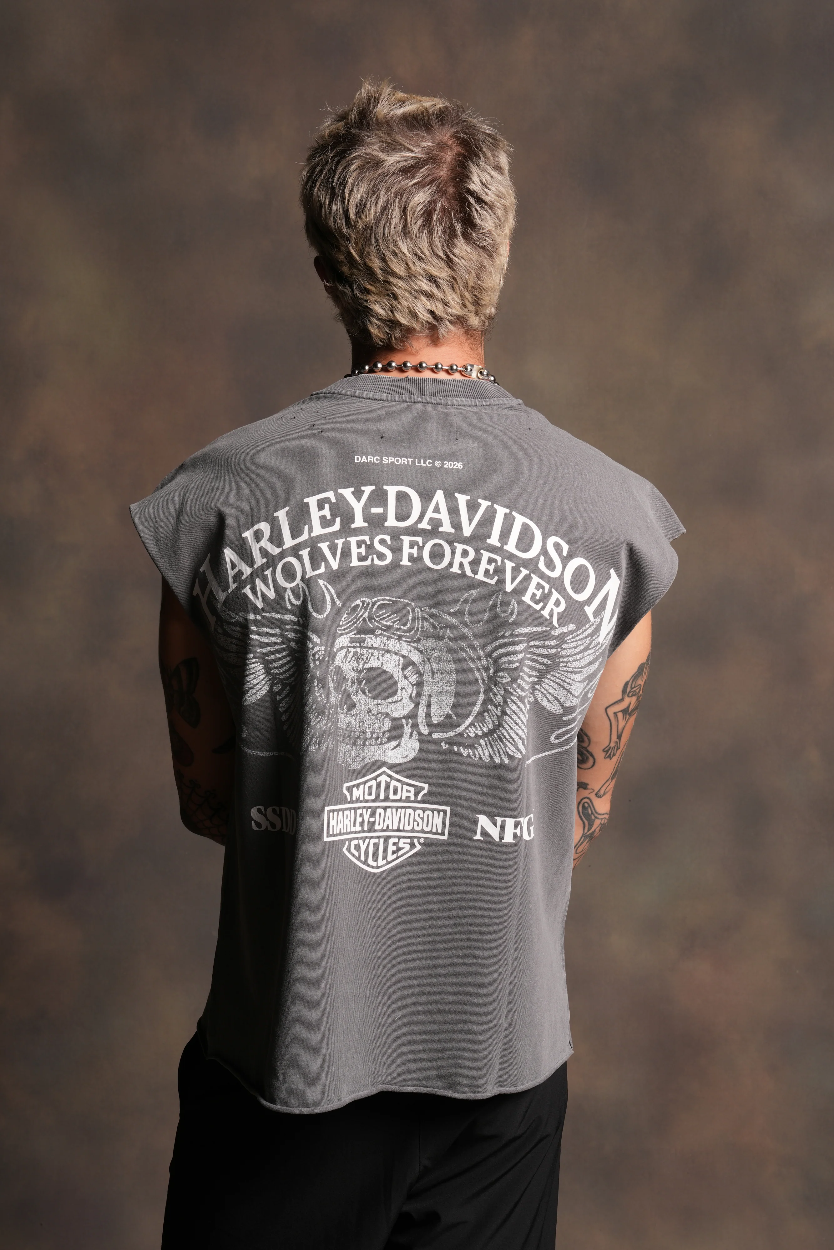 Live Free H-D Distressed Grunge Mid Length Raw Hem Muscle Tee in Slate Gray - Image 4