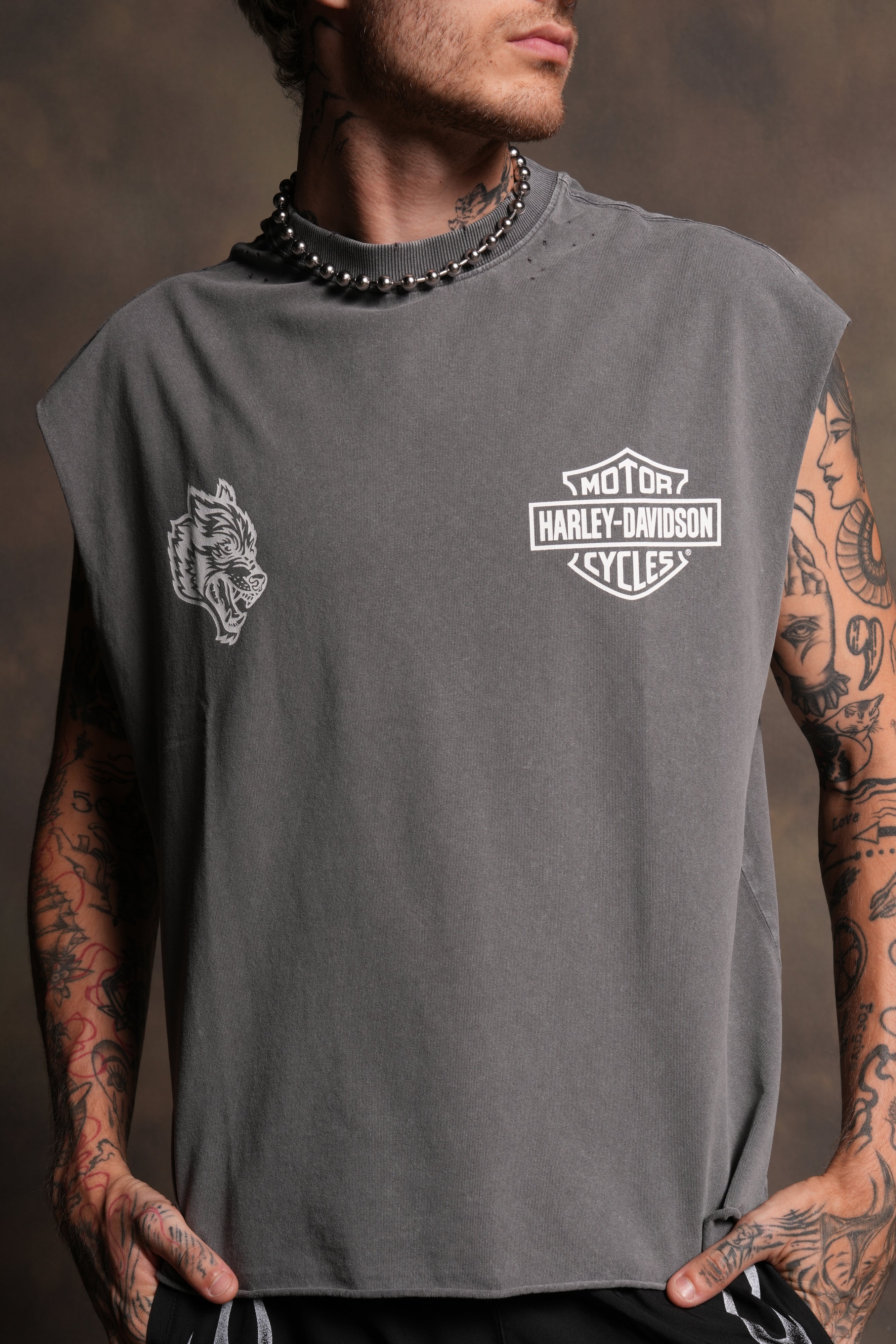 Live Free H-D Distressed Grunge Mid Length Raw Hem Muscle Tee in Slate Gray - Image 5