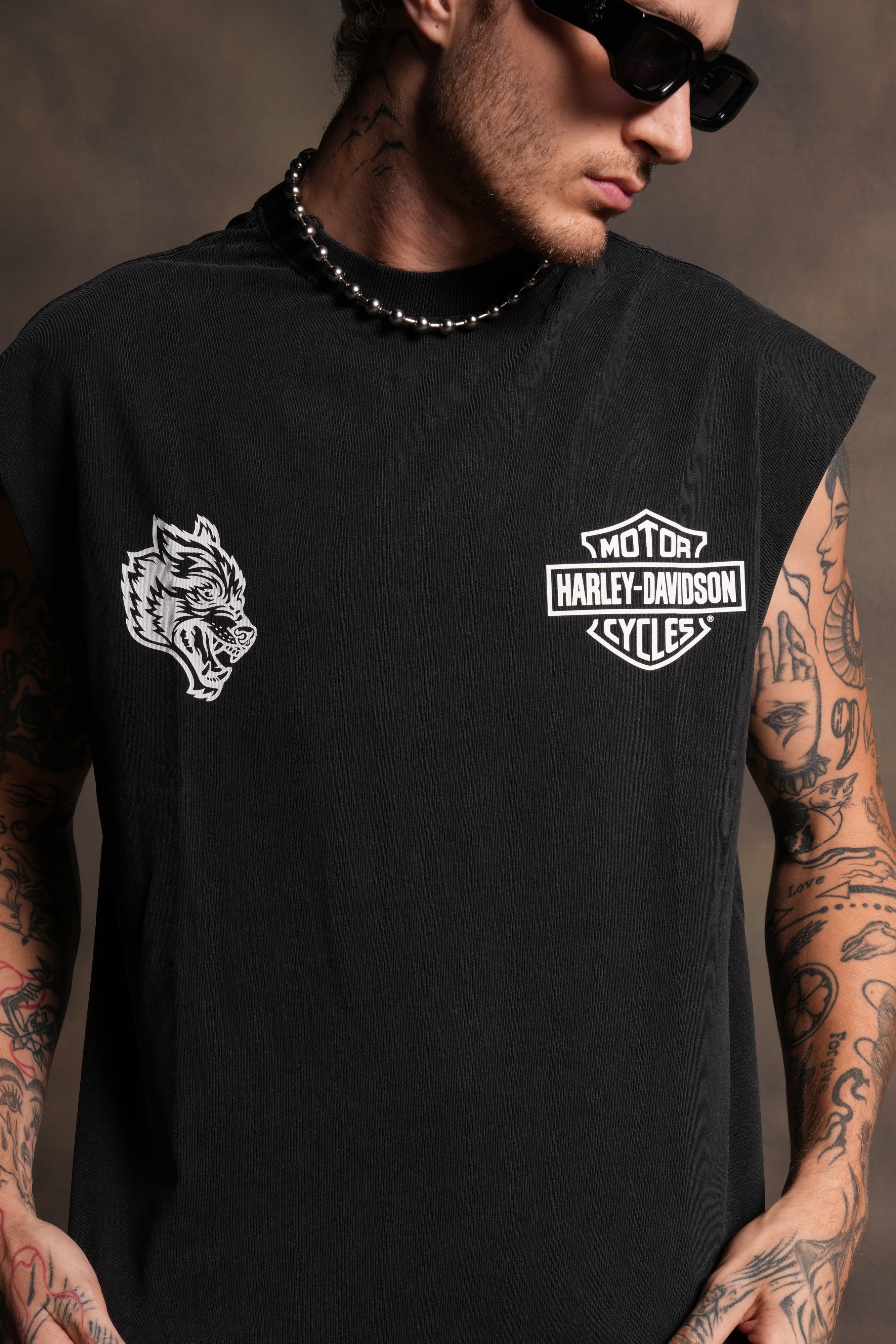 Live Free H-D Distressed Grunge Mid Length Raw Hem Muscle Tee in Washed Black - Image 5