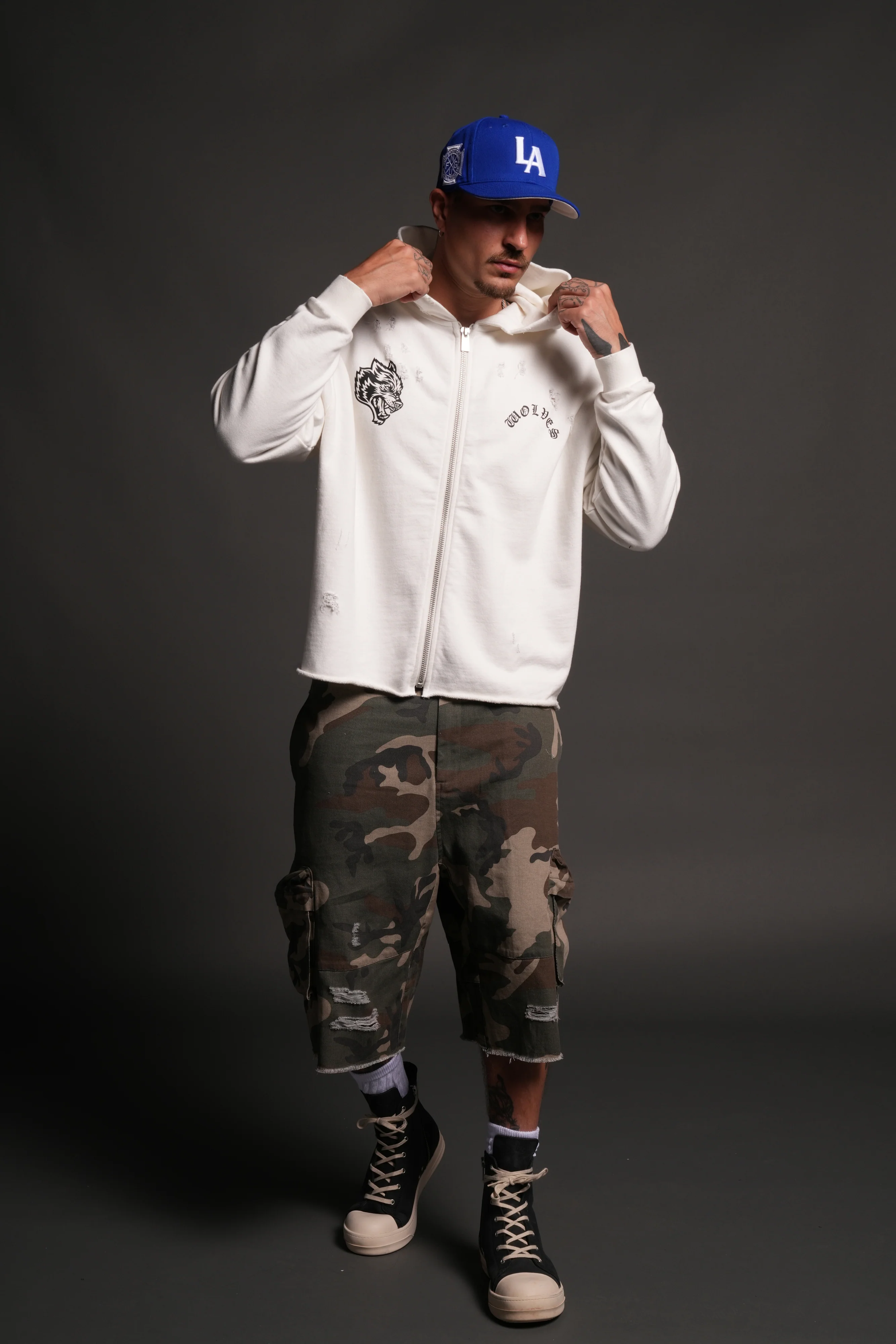 Los Cherub Distressed Grunge Mid Length Raw Hem Zip Hoodie in Cream - Image 5