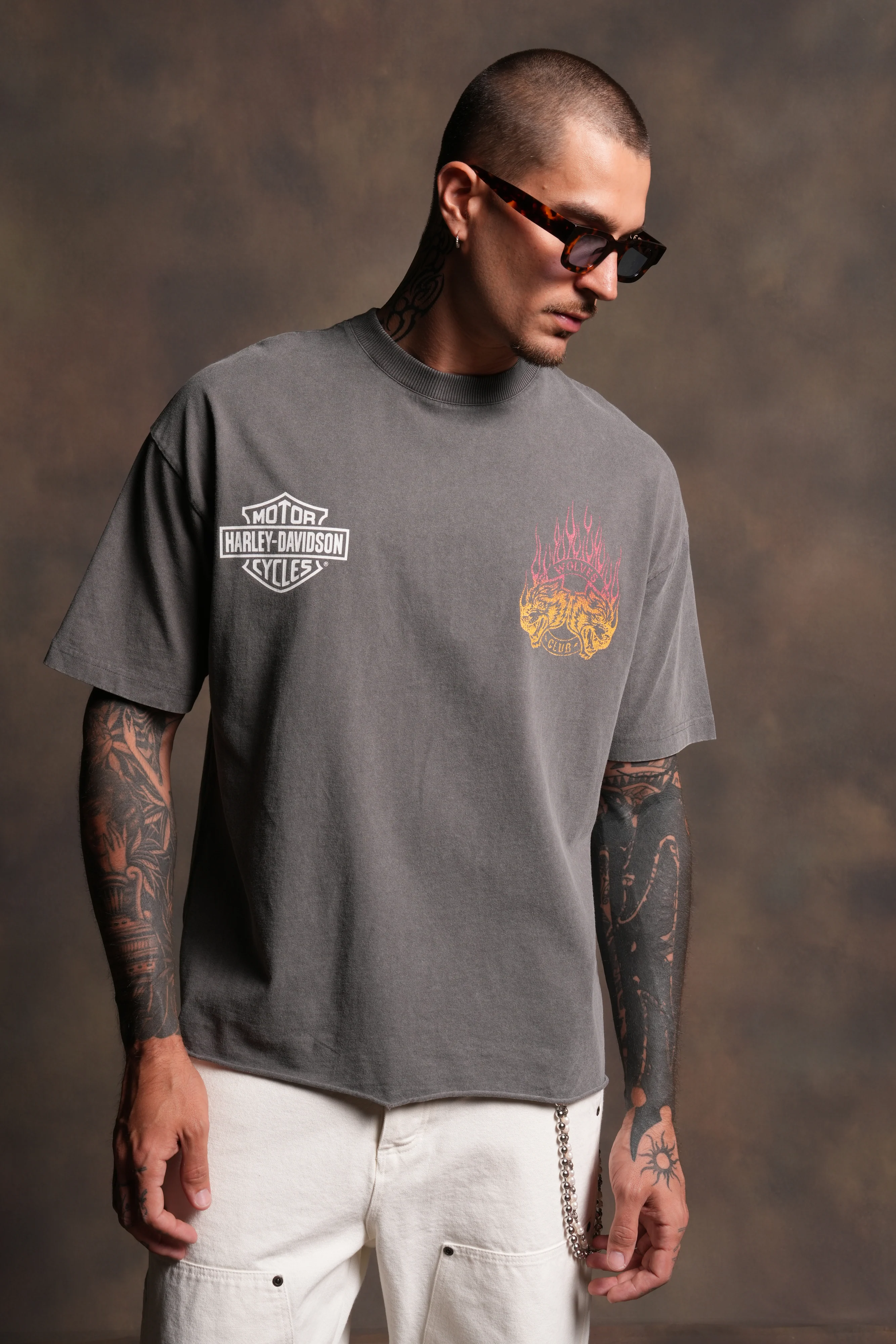 Rising Sun Grunge Mid Length Raw Hem Tee in Slate Gray - Image 2