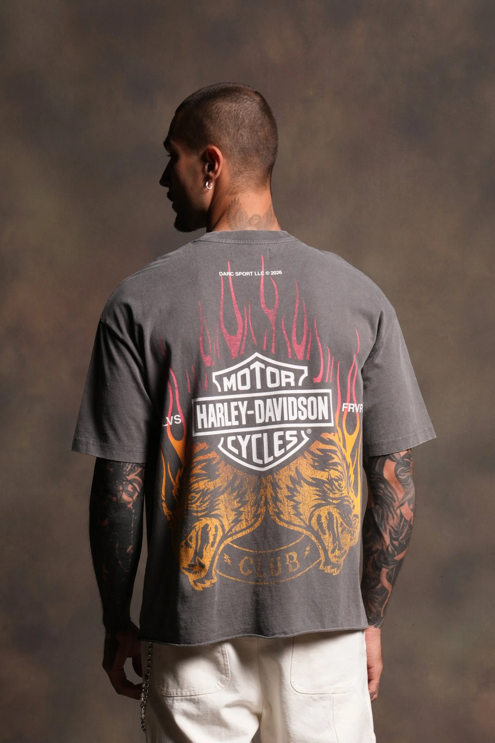 Rising Sun Grunge Mid Length Raw Hem Tee in Slate Gray - Image 4