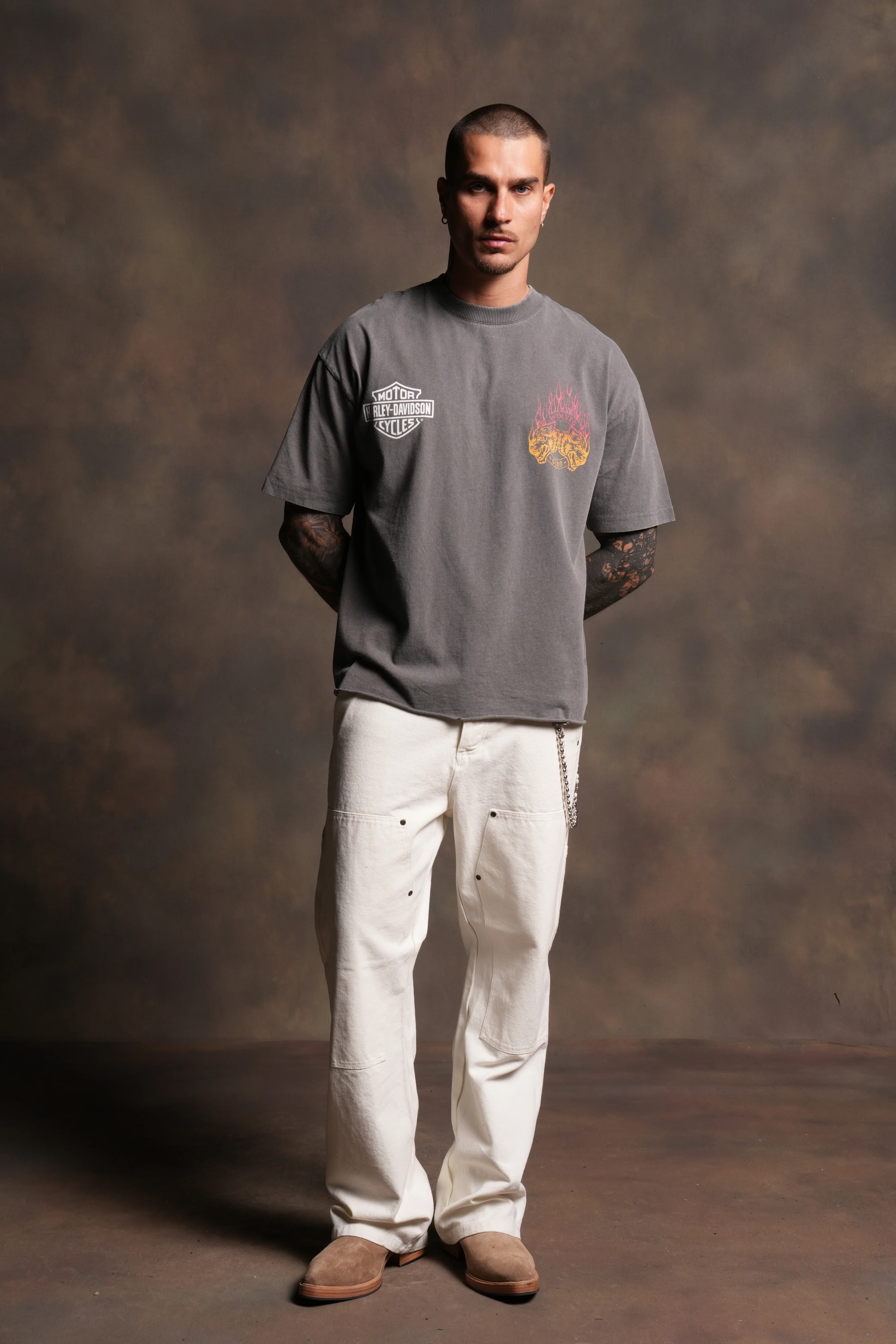 Rising Sun Grunge Mid Length Raw Hem Tee in Slate Gray - Image 5