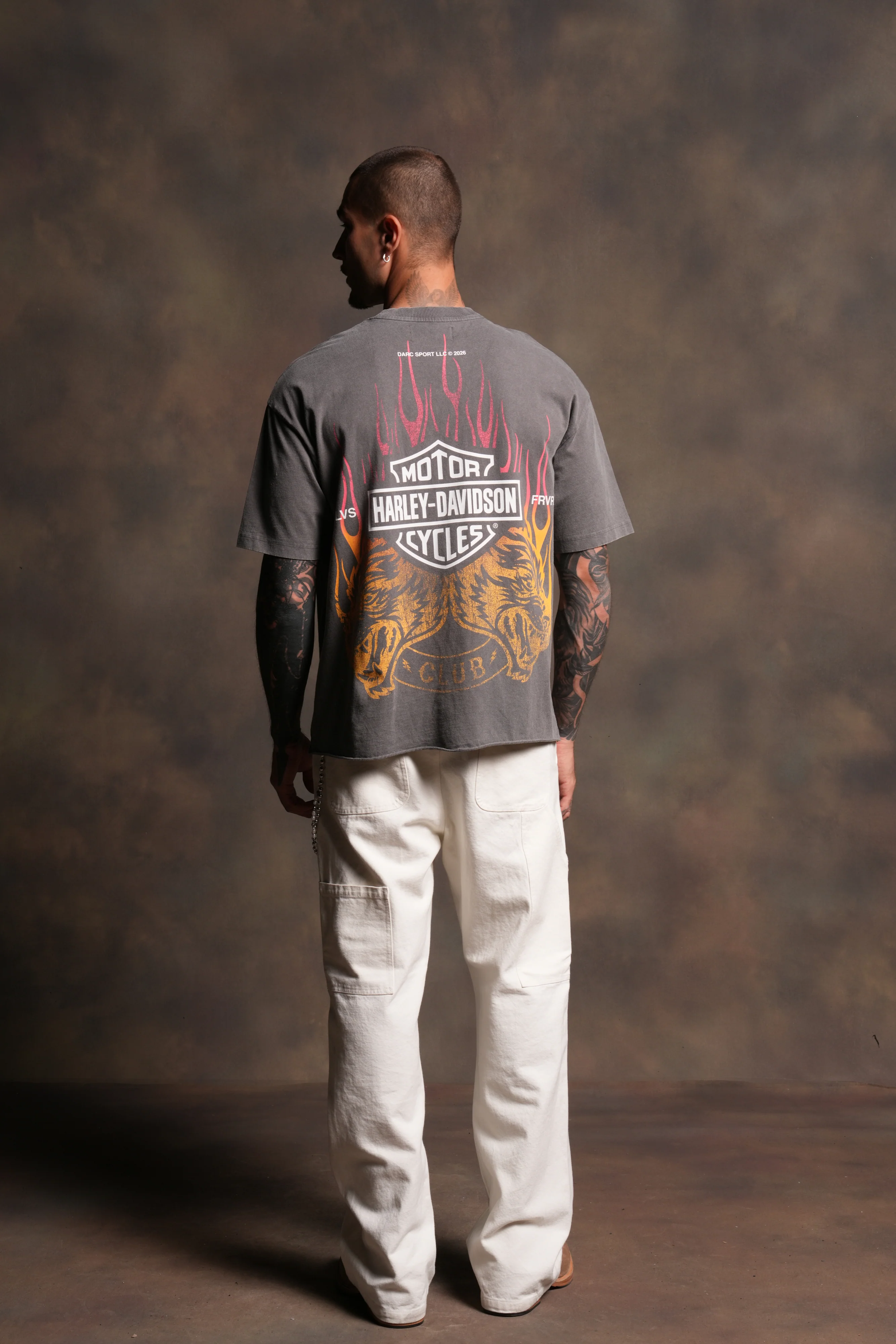 Rising Sun Grunge Mid Length Raw Hem Tee in Slate Gray - Image 6