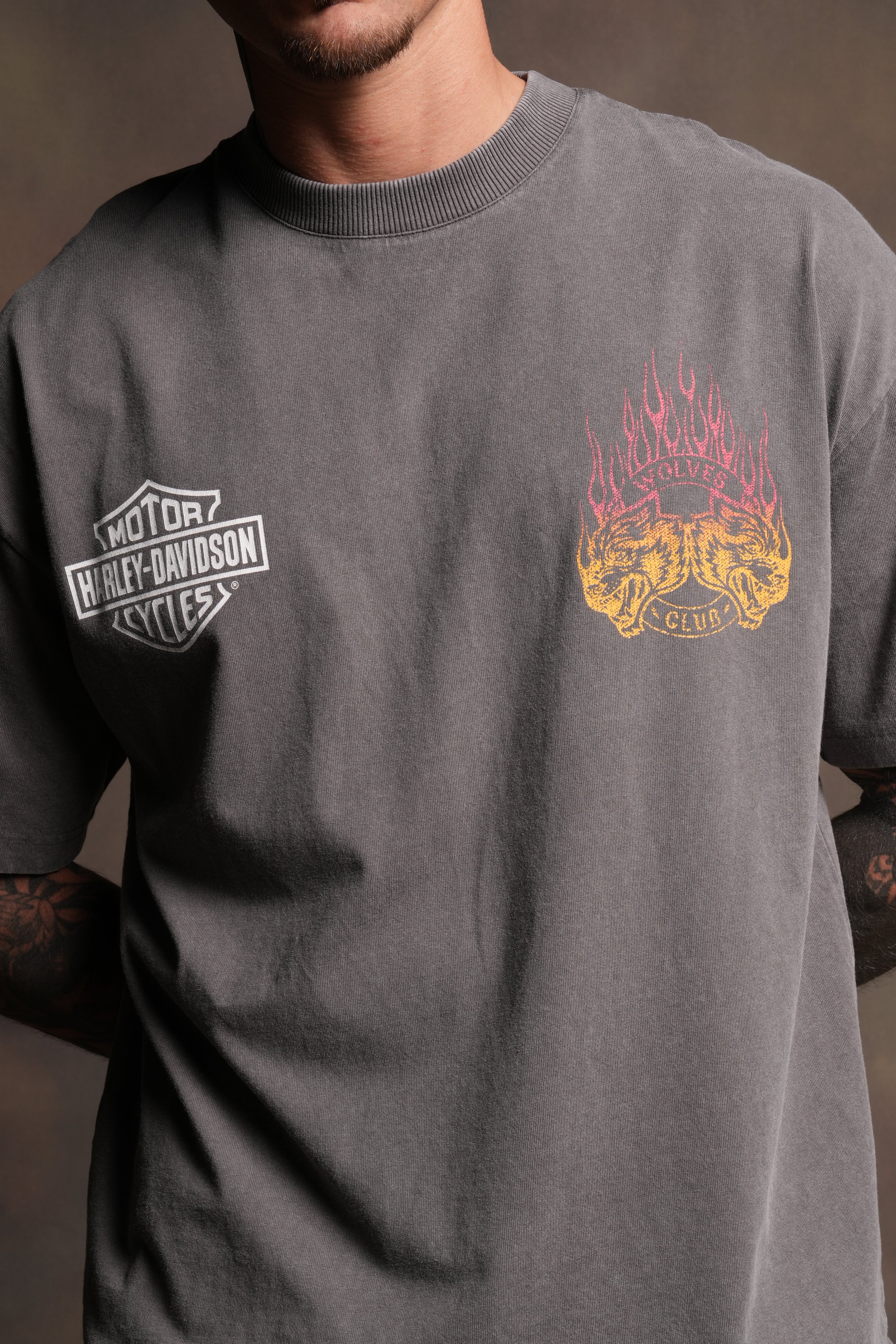 Rising Sun Grunge Mid Length Raw Hem Tee in Slate Gray - Image 7