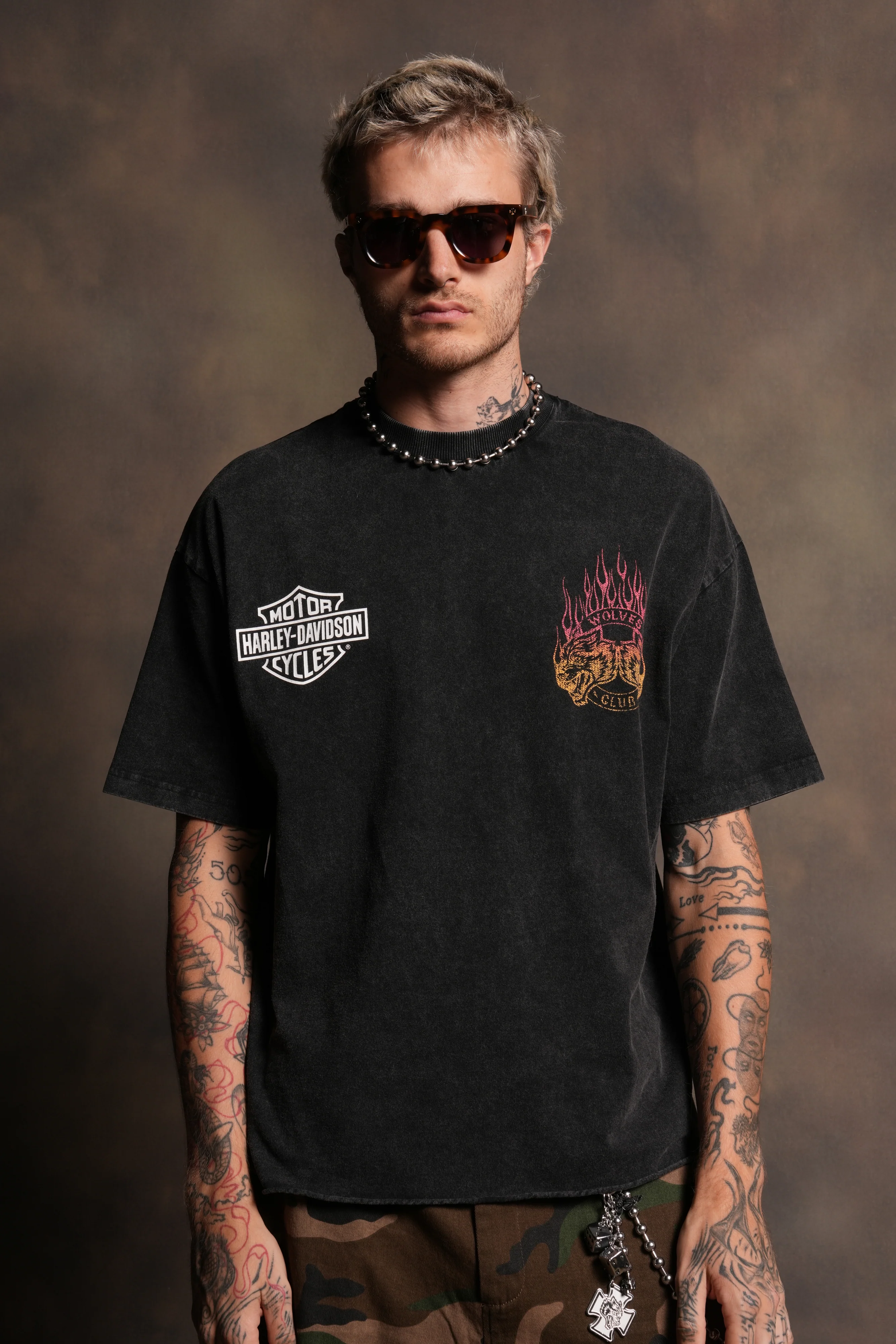 Rising Sun Grunge Mid Length Raw Hem Tee in Washed Black - Image 2