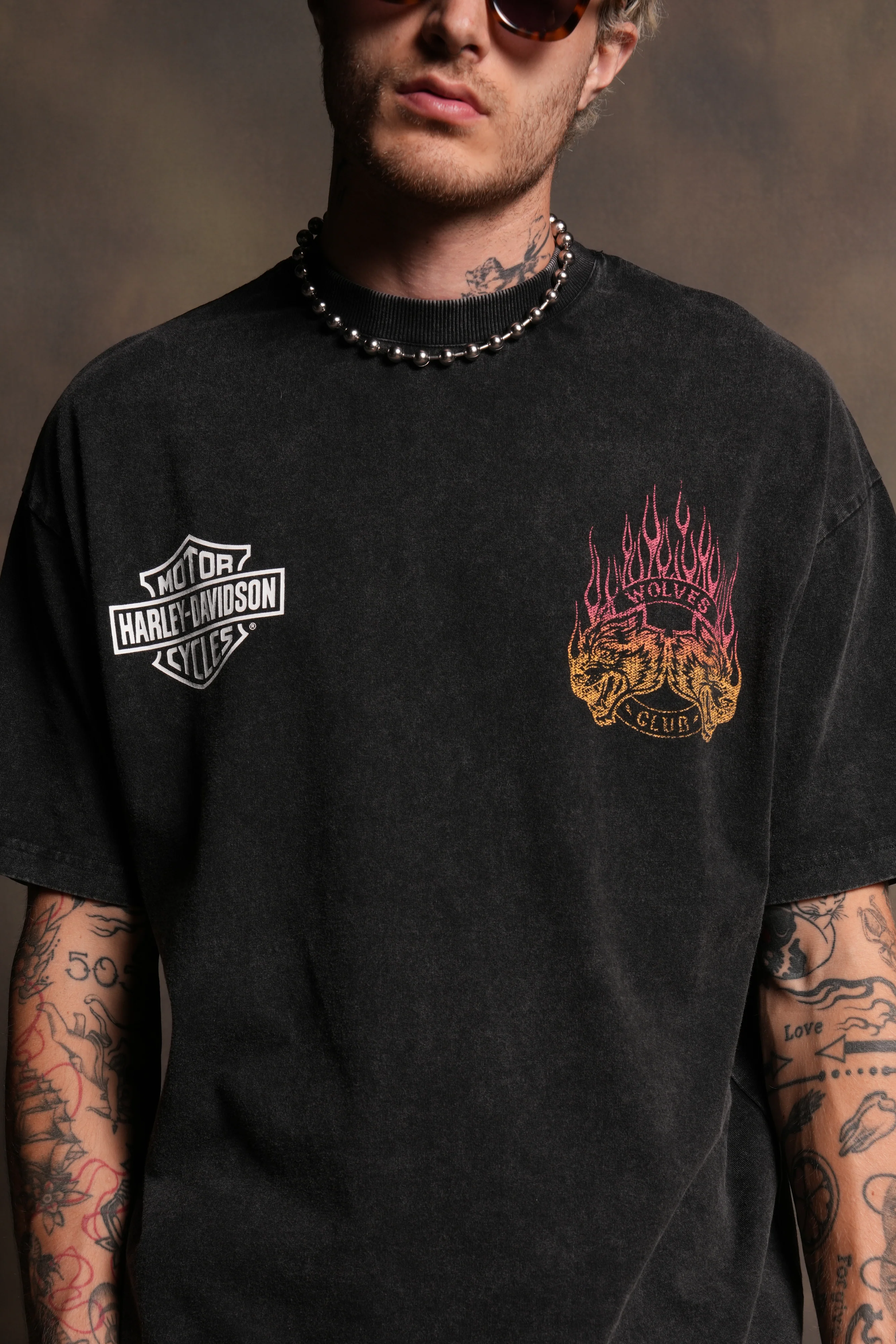 Rising Sun Grunge Mid Length Raw Hem Tee in Washed Black - Image 5
