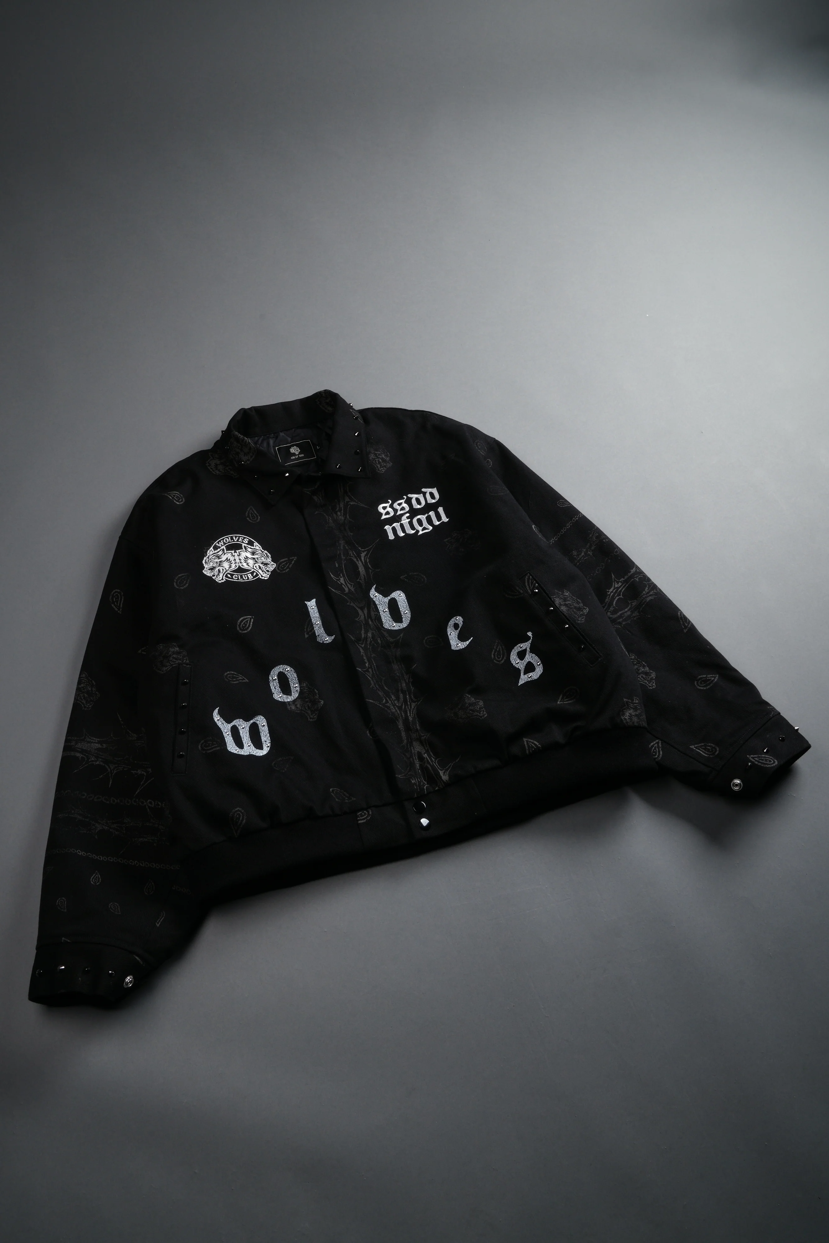 Studded Wolves Pyramid Moe Jacket in Black Thorn Paisley - Image 6