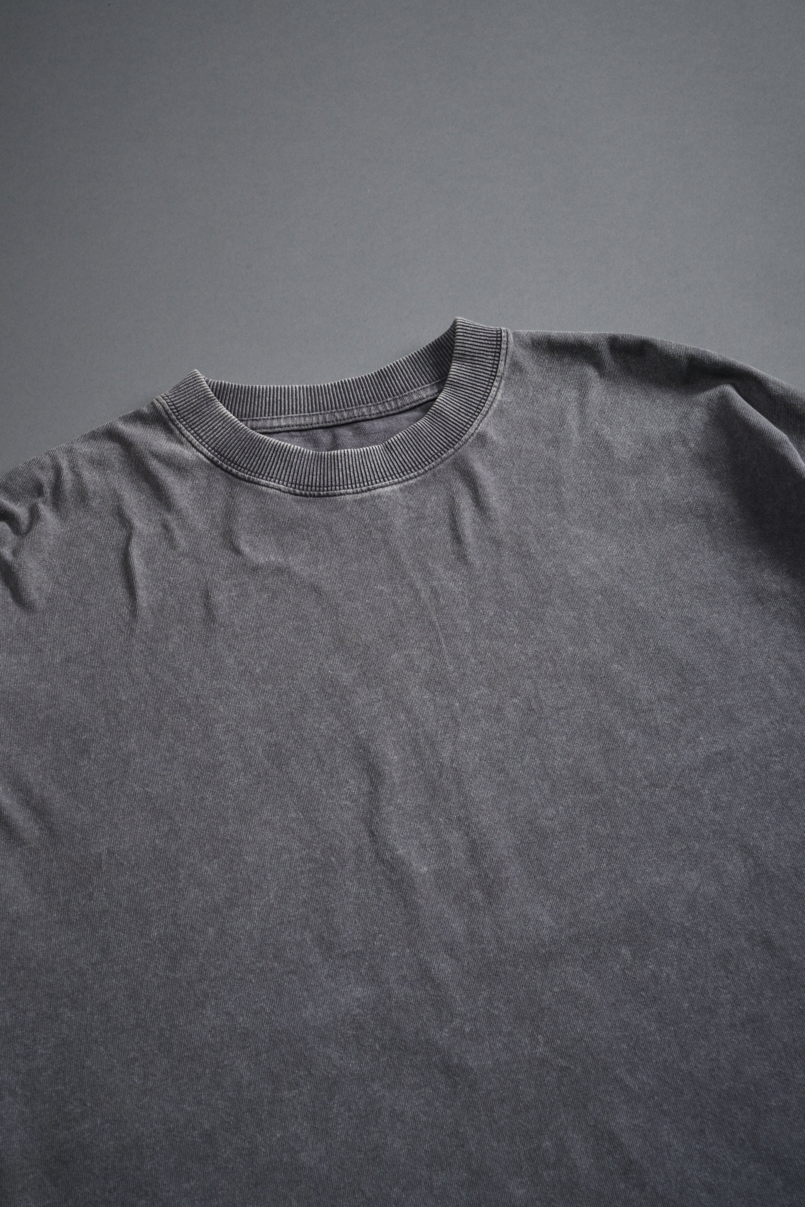 The Shadow Grunge Mid Length Raw Hem Ls Tee in Slate Gray - Image 5