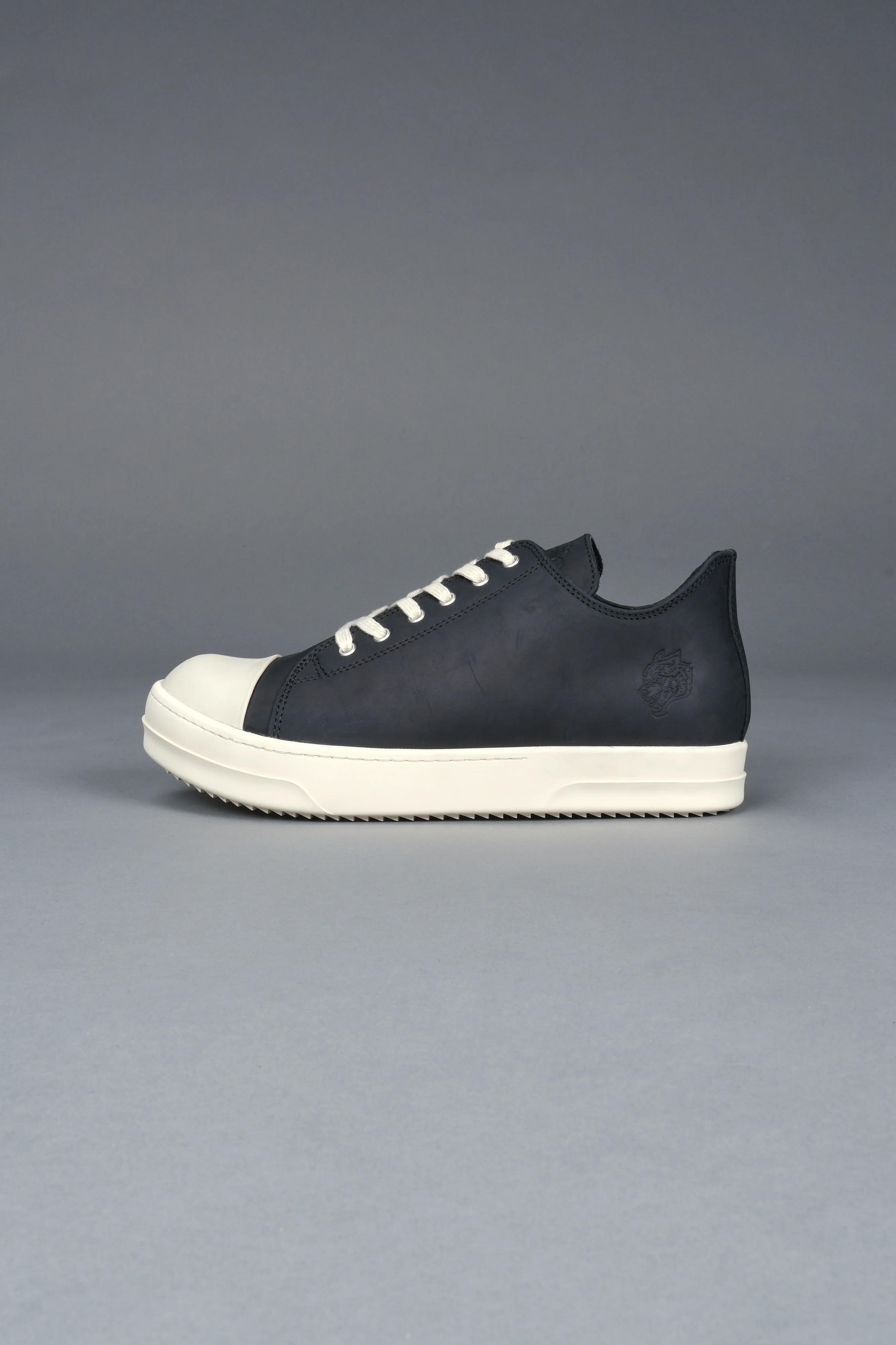 Venice Low Top Shoe in Black/Cream - Image 4