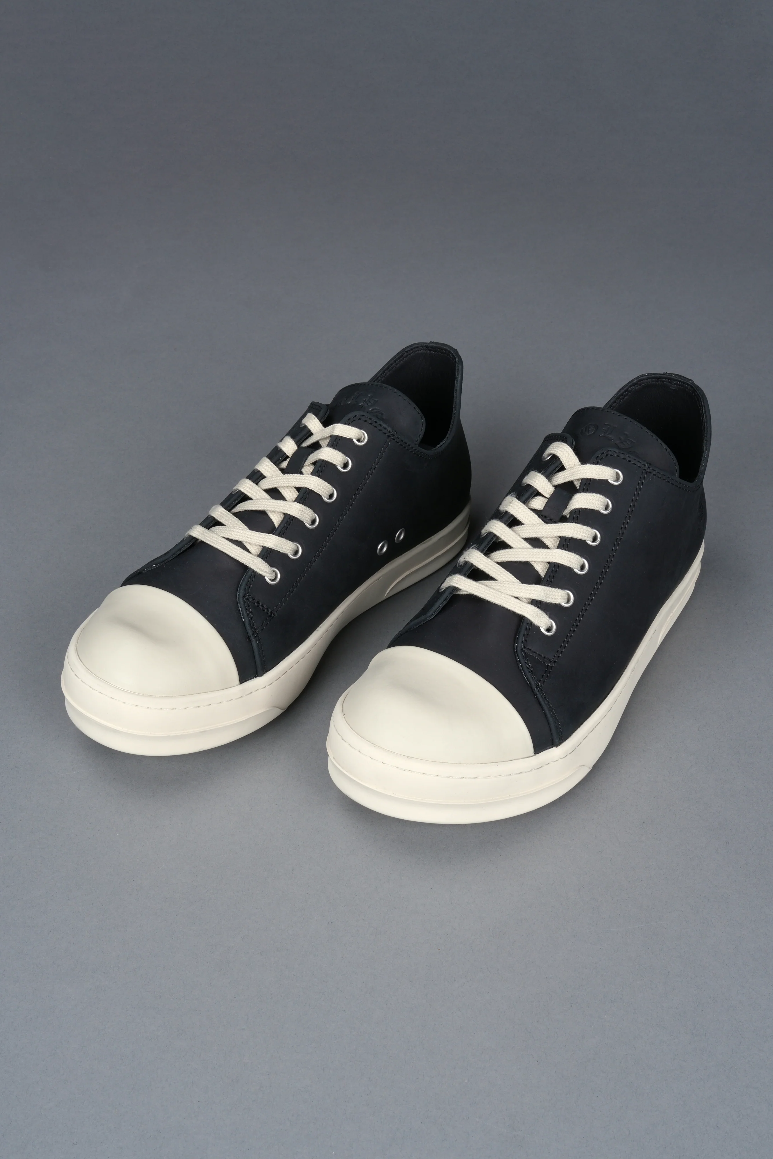 Venice Low Top Shoe in Black/Cream - Image 7