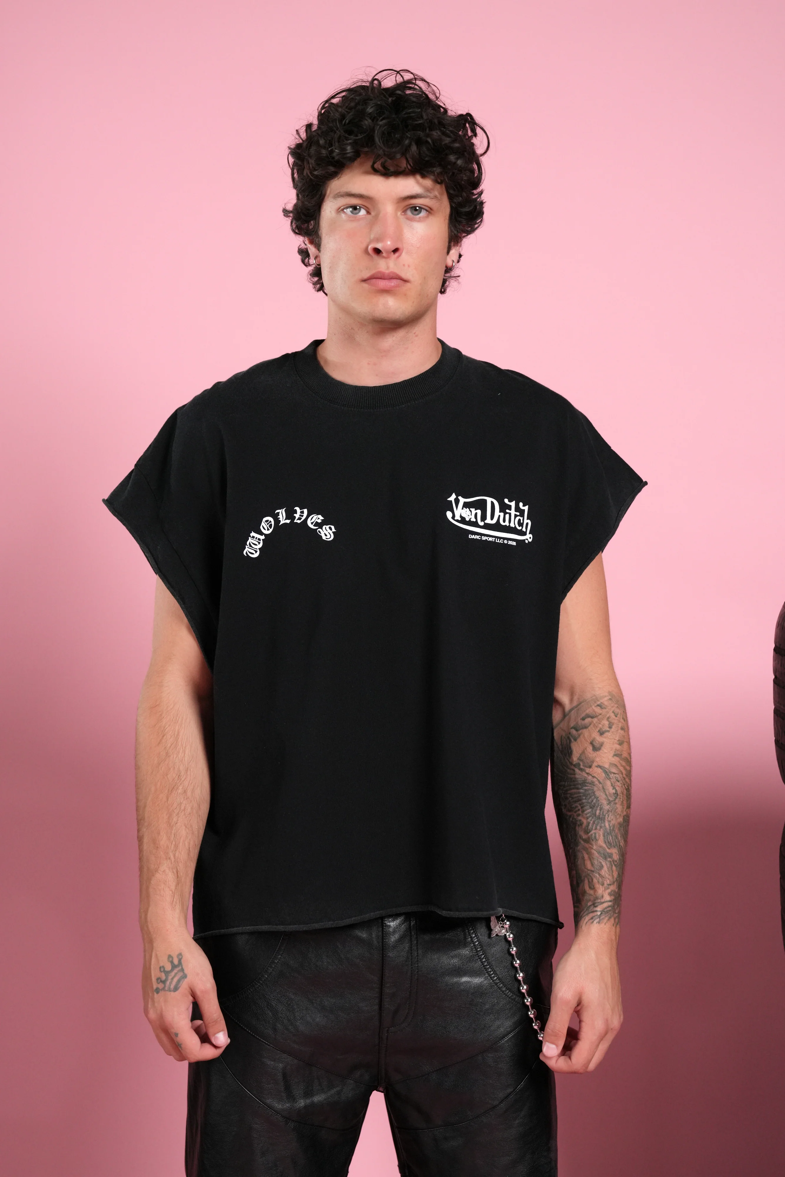 Von Darc Grunge Cut-Off Mid-Length Raw Hem Tee in Black - Image 2