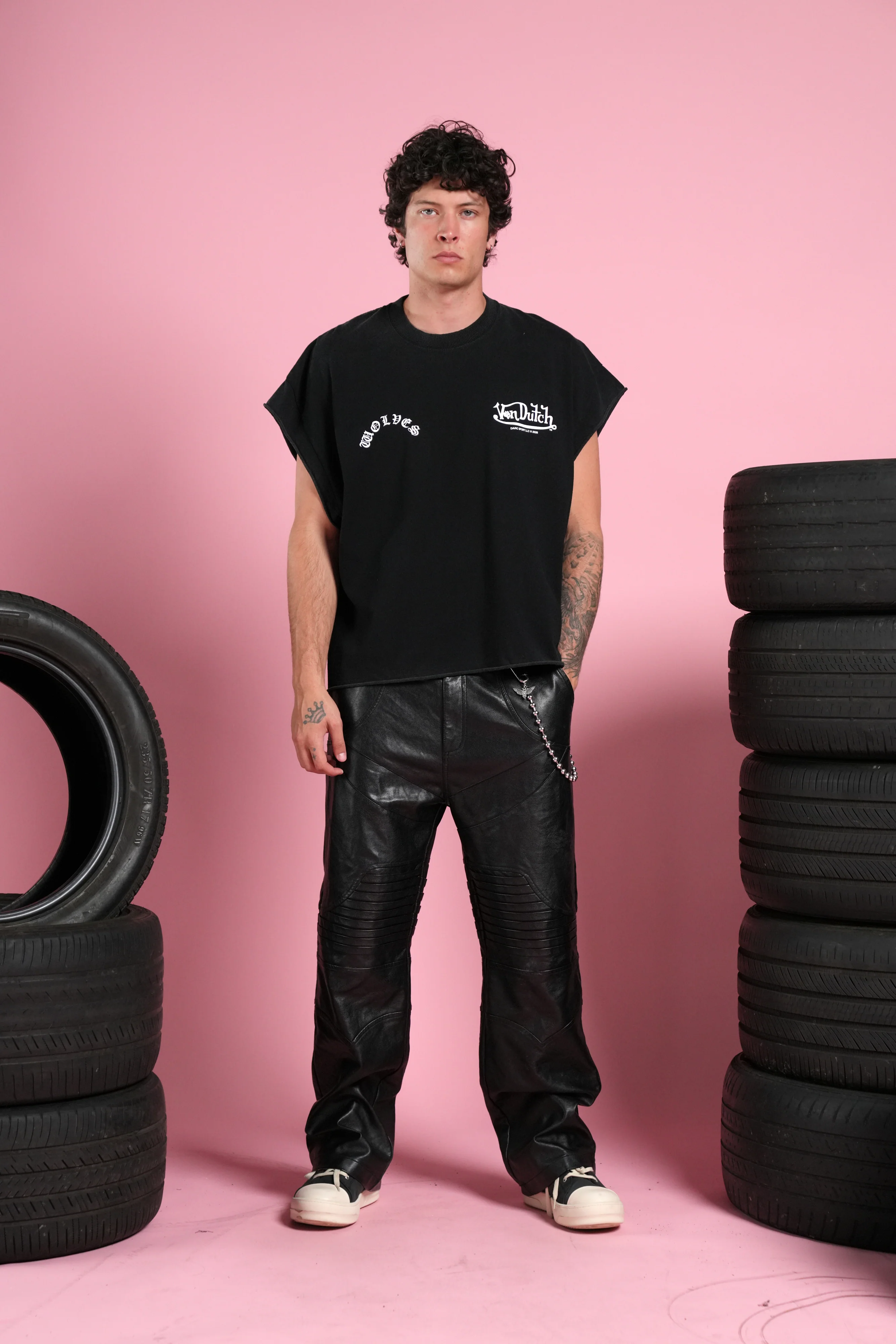 Von Darc Grunge Cut-Off Mid-Length Raw Hem Tee in Black - Image 5