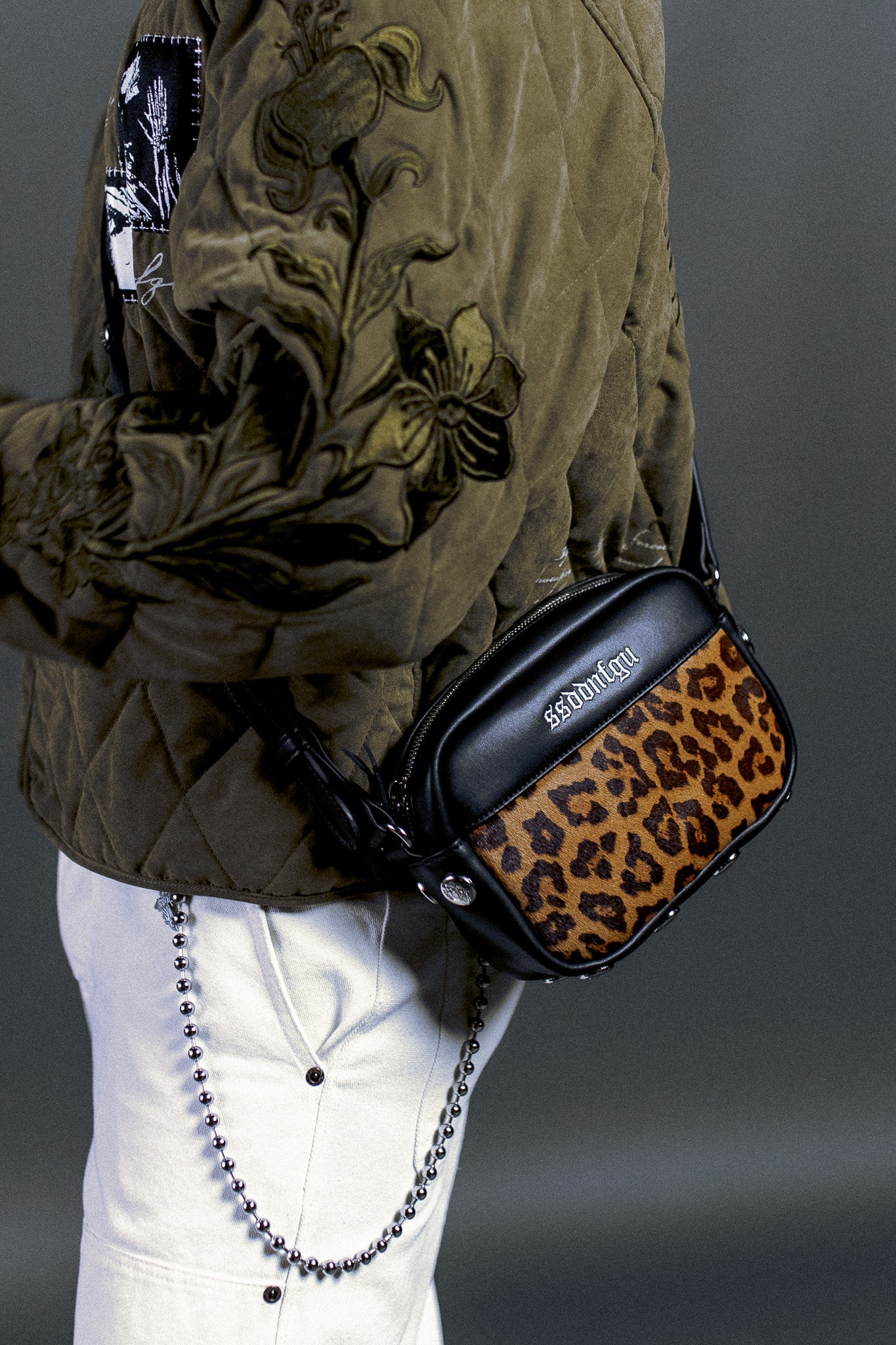Wolf Head Rodman Leather Side Bag in Black - Image 11