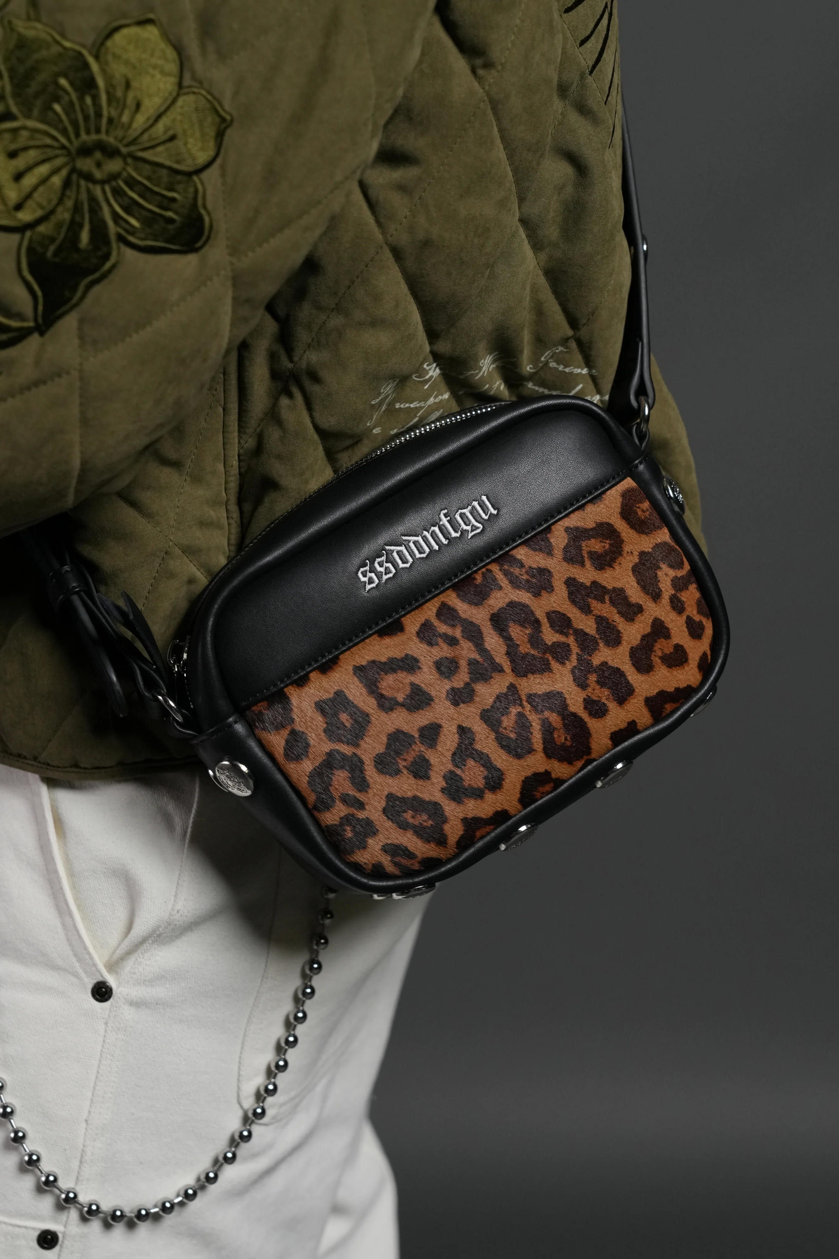 Wolf Head Rodman Leather Side Bag in Black - Image 17