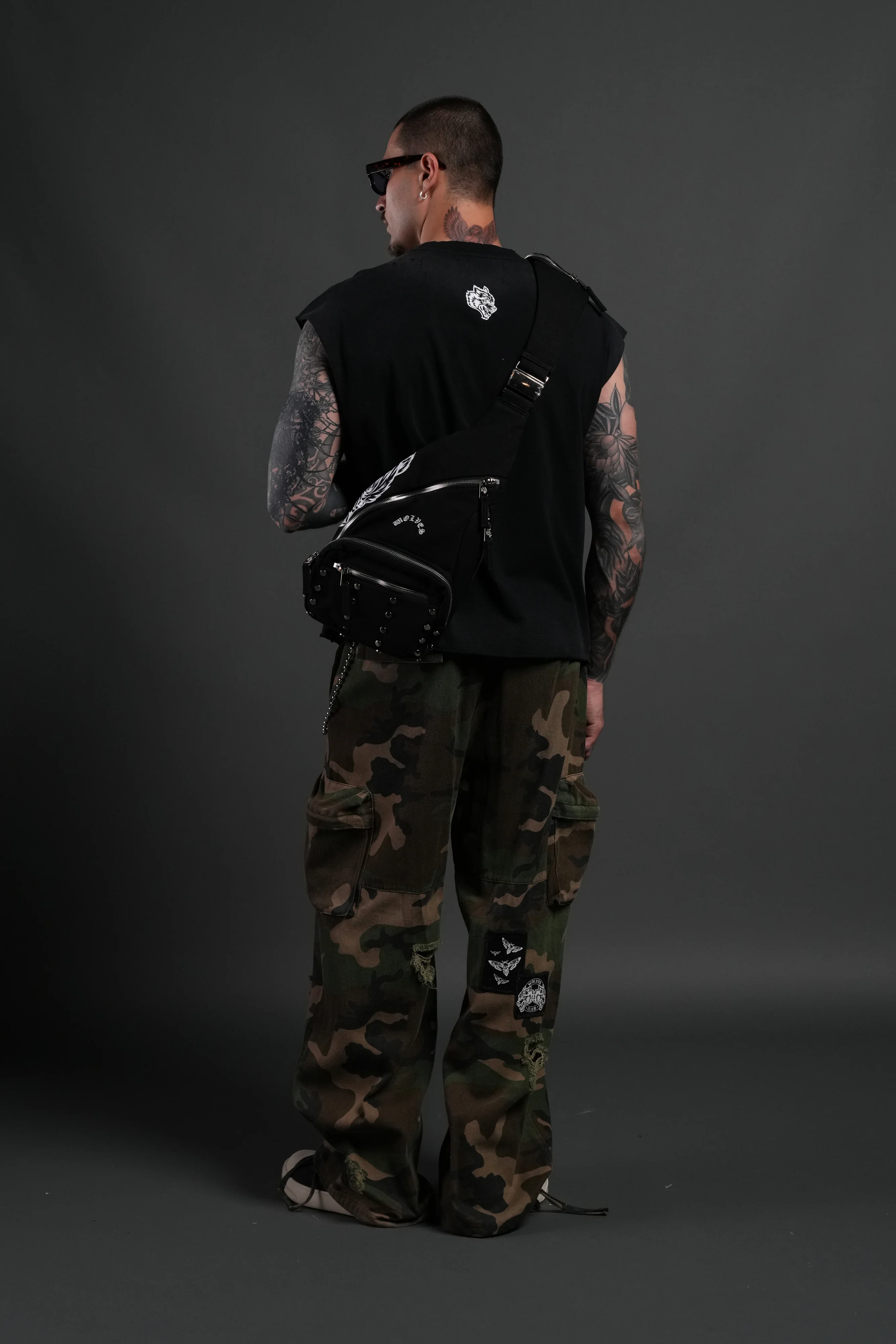 Wolf Head Ronin Side Bag in Black - Image 10