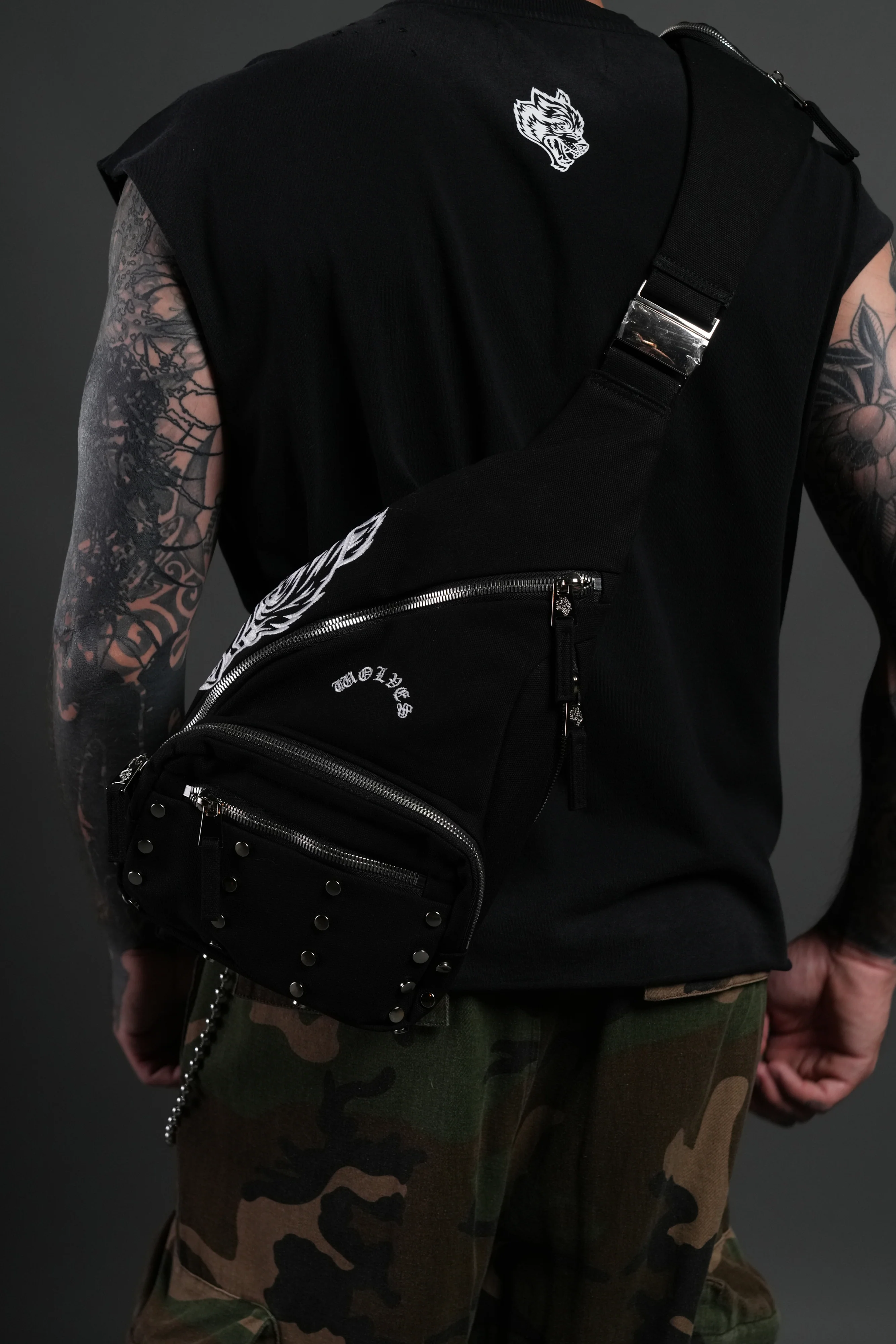 Wolf Head Ronin Side Bag in Black - Image 11
