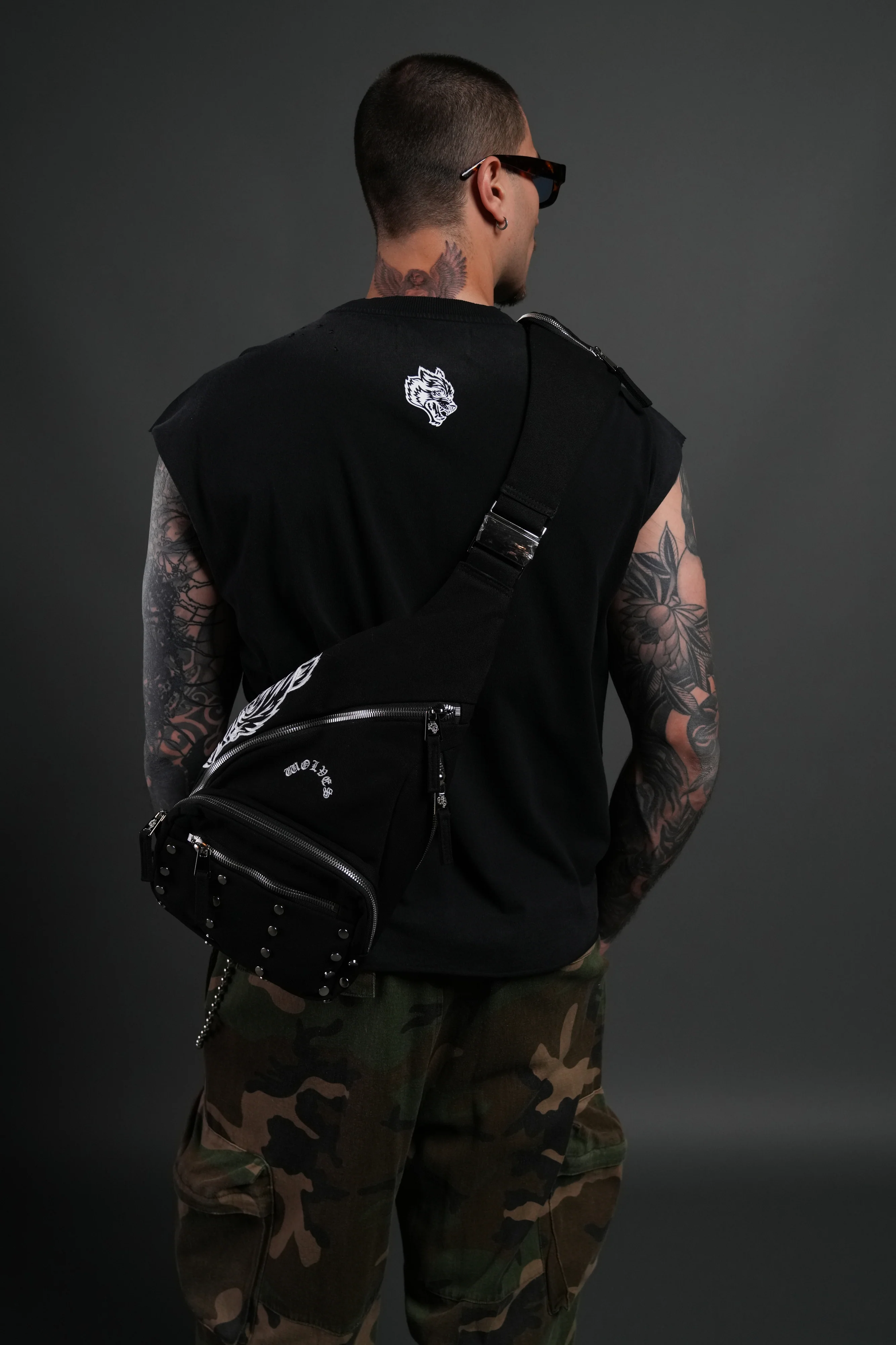 Wolf Head Ronin Side Bag in Black - Image 12